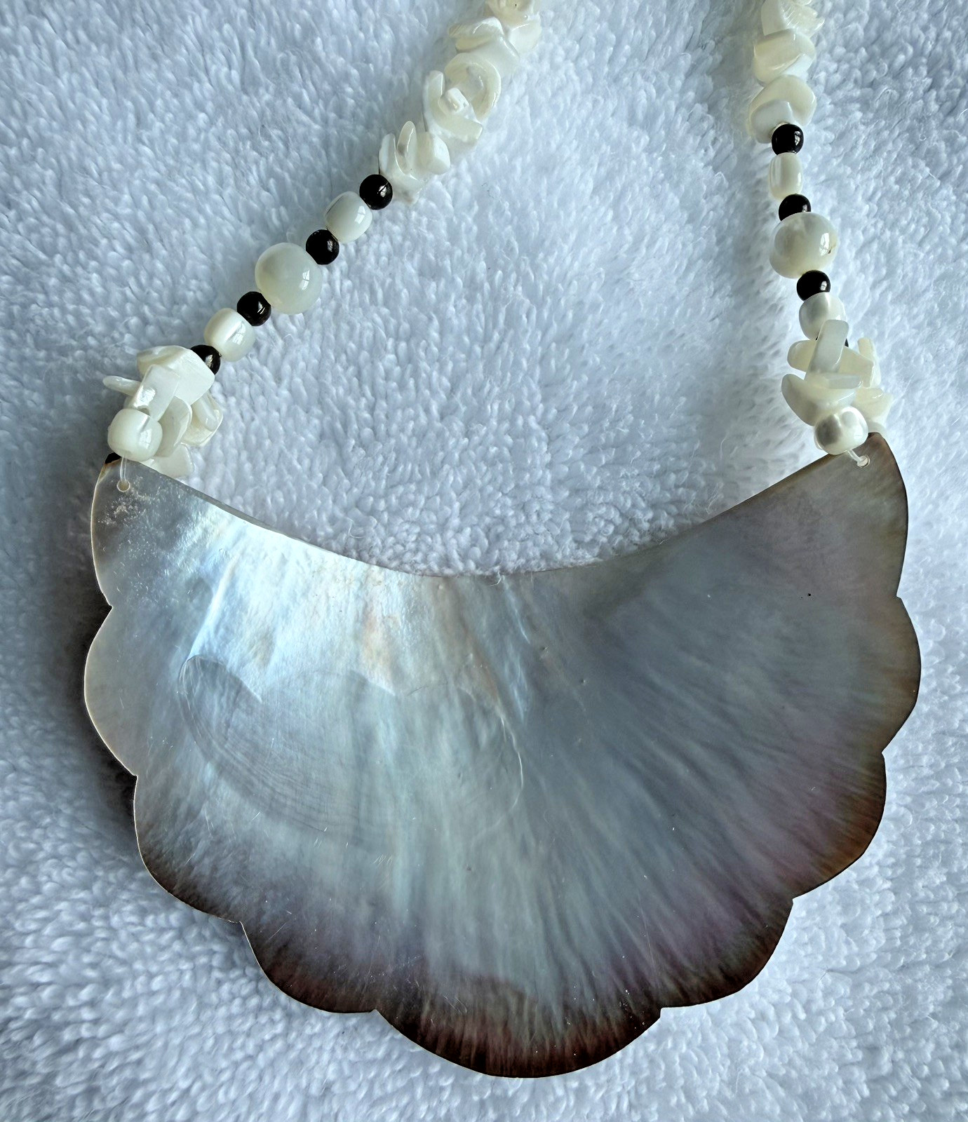 Vintage Mother of Pearl Clam Shell-Shaped Necklace with Single Chip Bead Strand