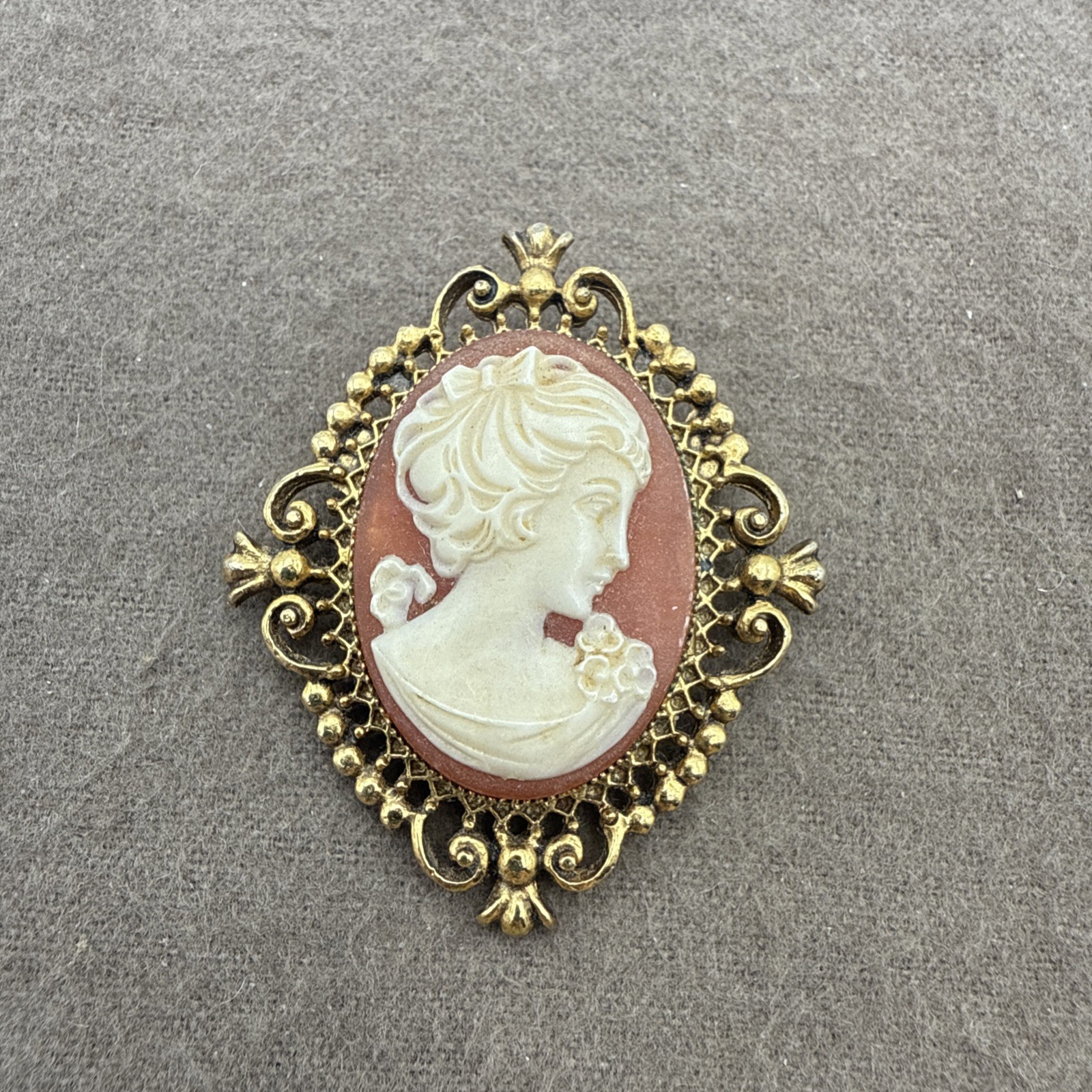 Vintage Avon Cameo Locket Brooch Pin Gold Tone Jewelry