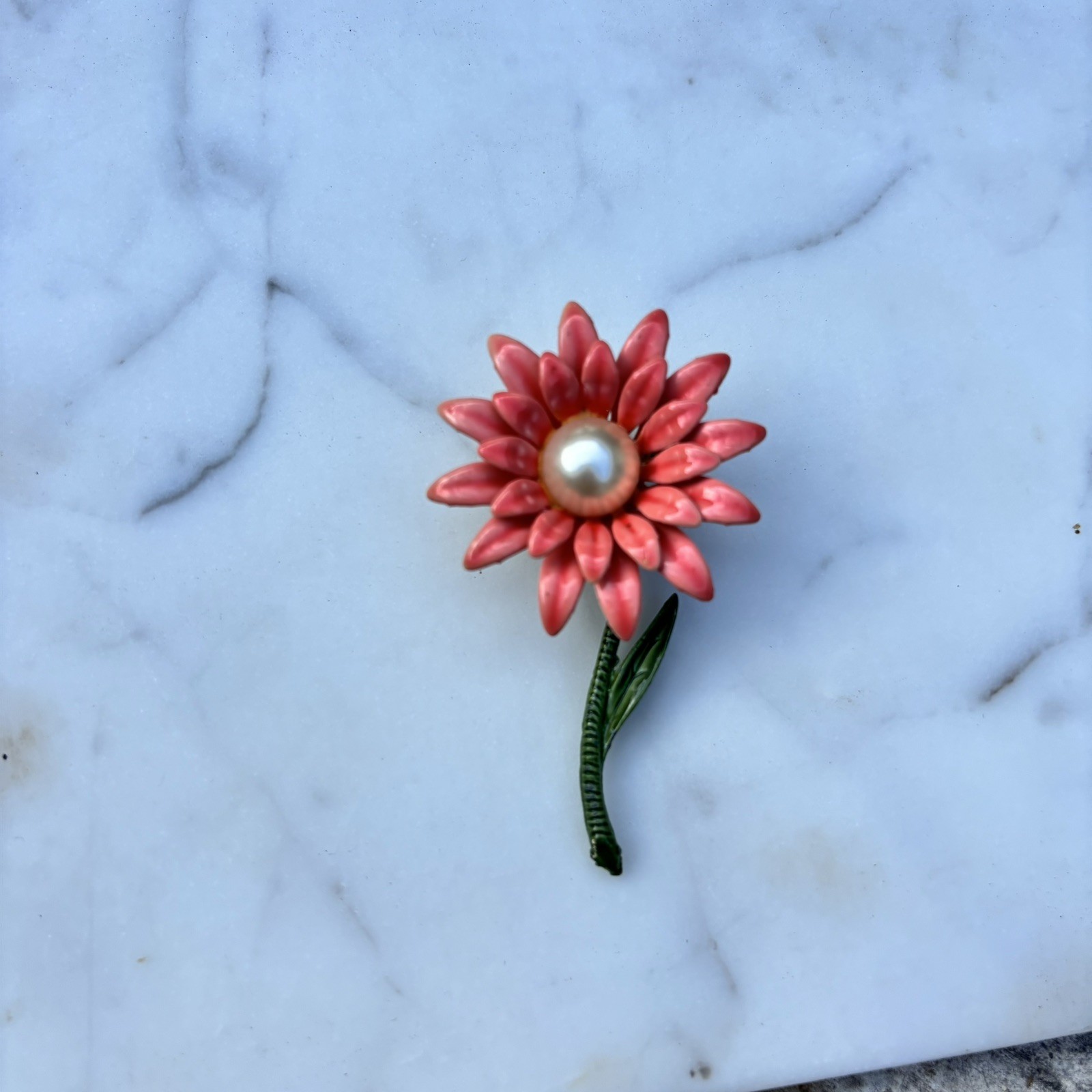 PRETTY IN PINK VINTAGE 60s ENAMEL FLOWER DAISY ON STEM METAL BROOCH ✨