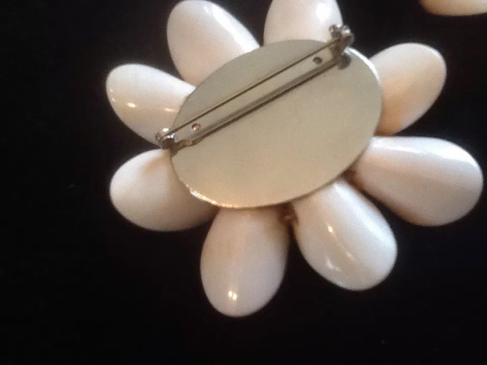 Pre-Owned Shell & MOP FLOWER PIN / Matching Earrings