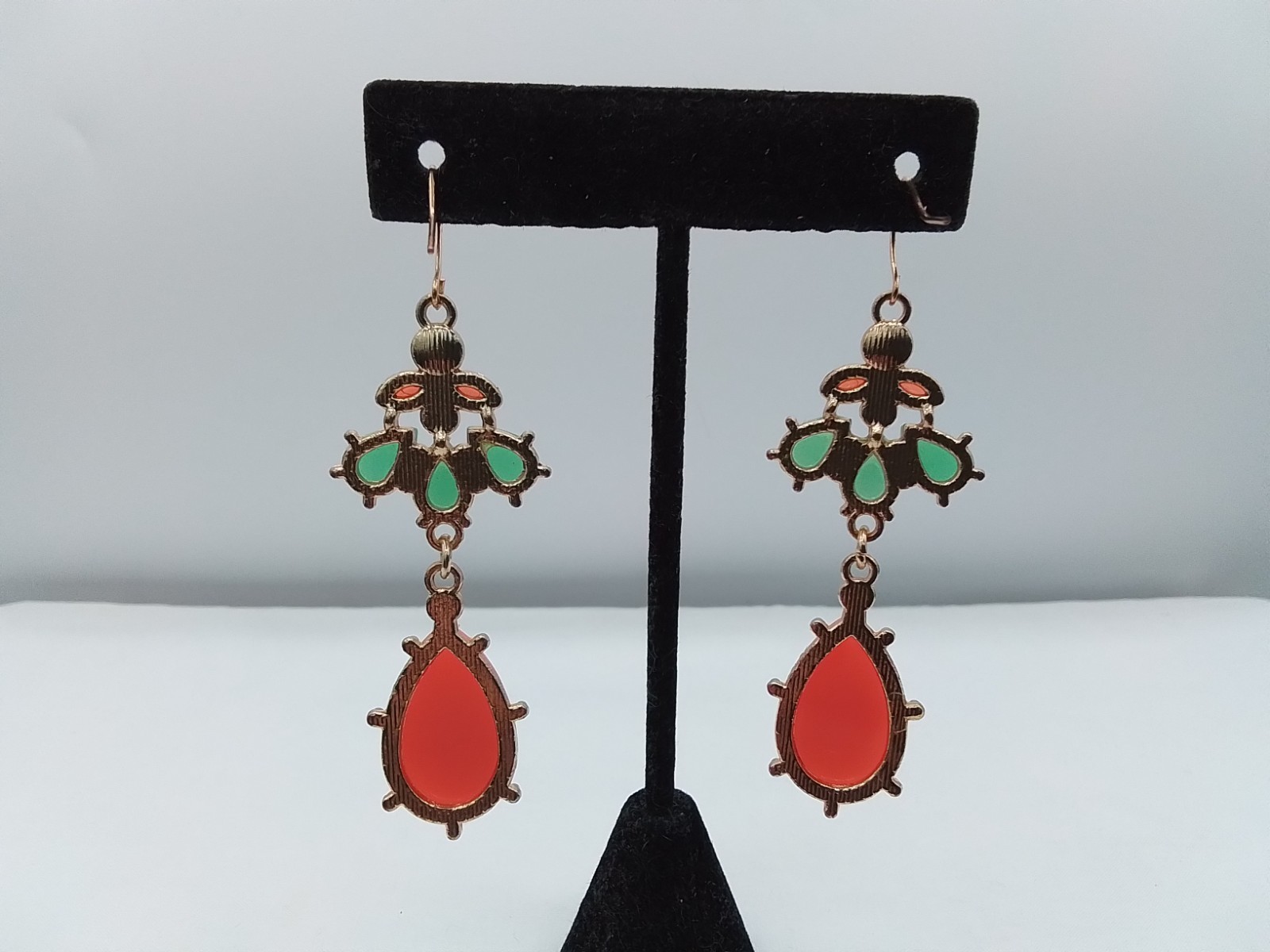 2.5″ DANGLE DROP FAUX JADE FAUX ORANGE CORAL RETRP HIPPY PIERCED EARRINGS VTG