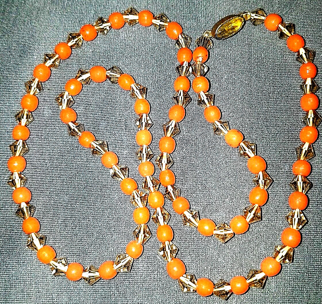 VINTAGE STUNNING GOLD TONE CORAL COLOR GLASS AND CRYSTAL NECKLACE