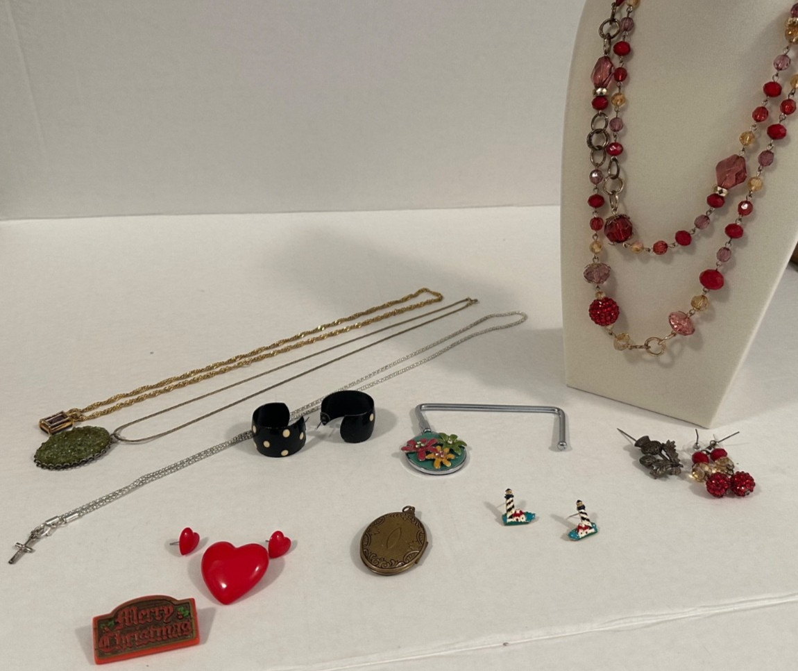 VTG Lot/ 17 Pieces Jewelry Necklaces locket+more some markings Hallmark miracle