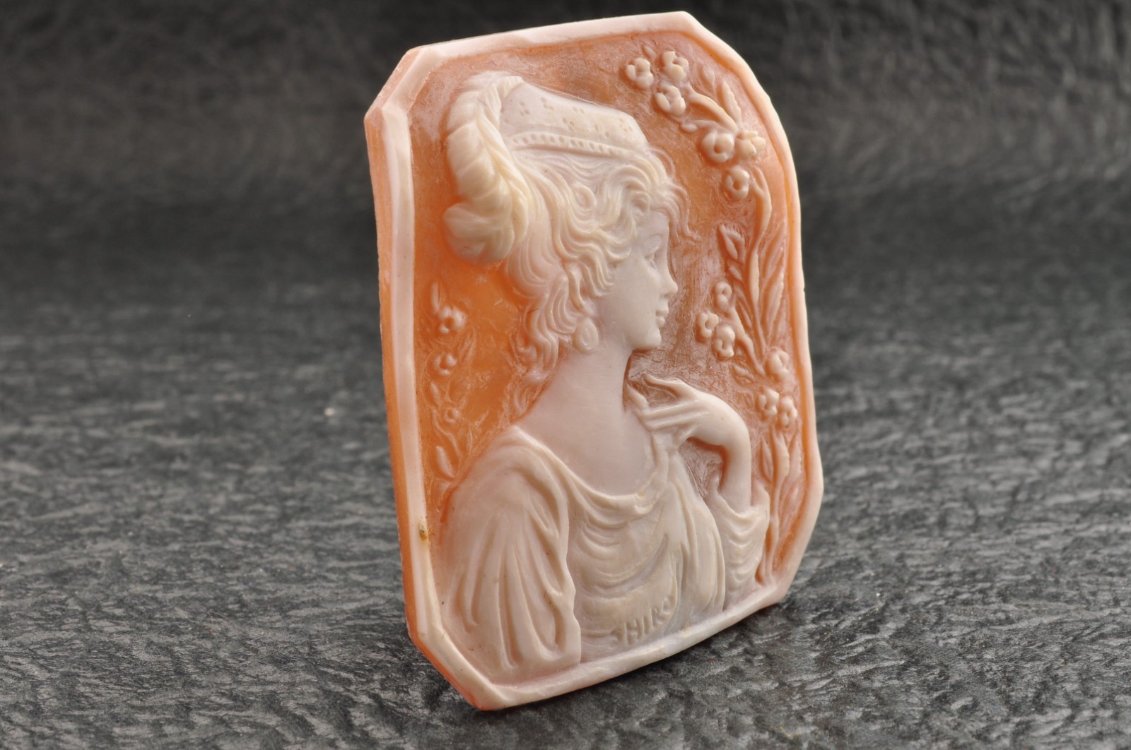 Vintage shell cameo carved “Woman with a feathered hat” (58.5ct) sign by artist.