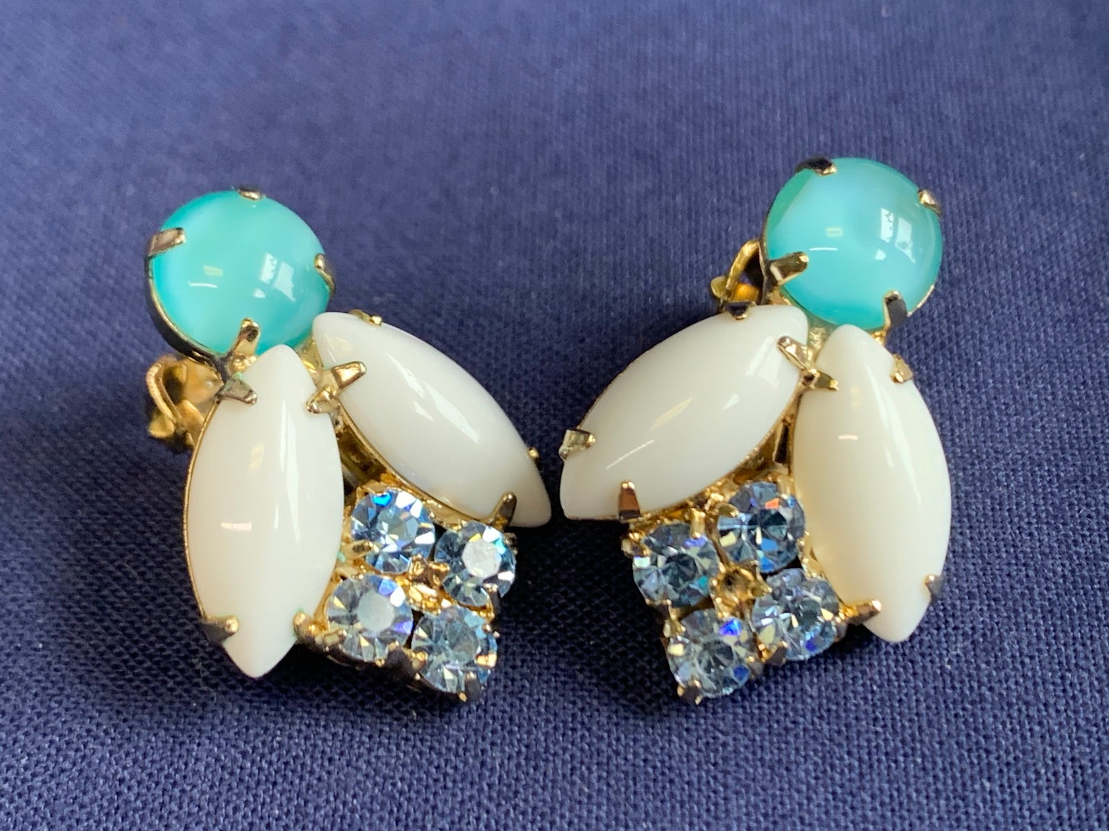 Vtg Rhinestone Costume Jewelry Set Blue Milk Glass Look Brooch Earrings *READ*