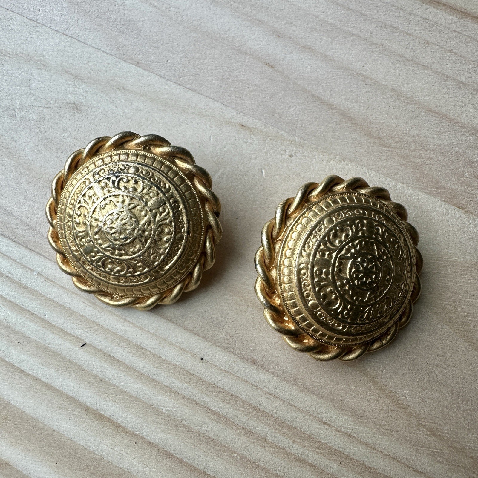 VTG Statement Earrings 1.75 Inch Medallion Rope Style Edging Clips Round Gold