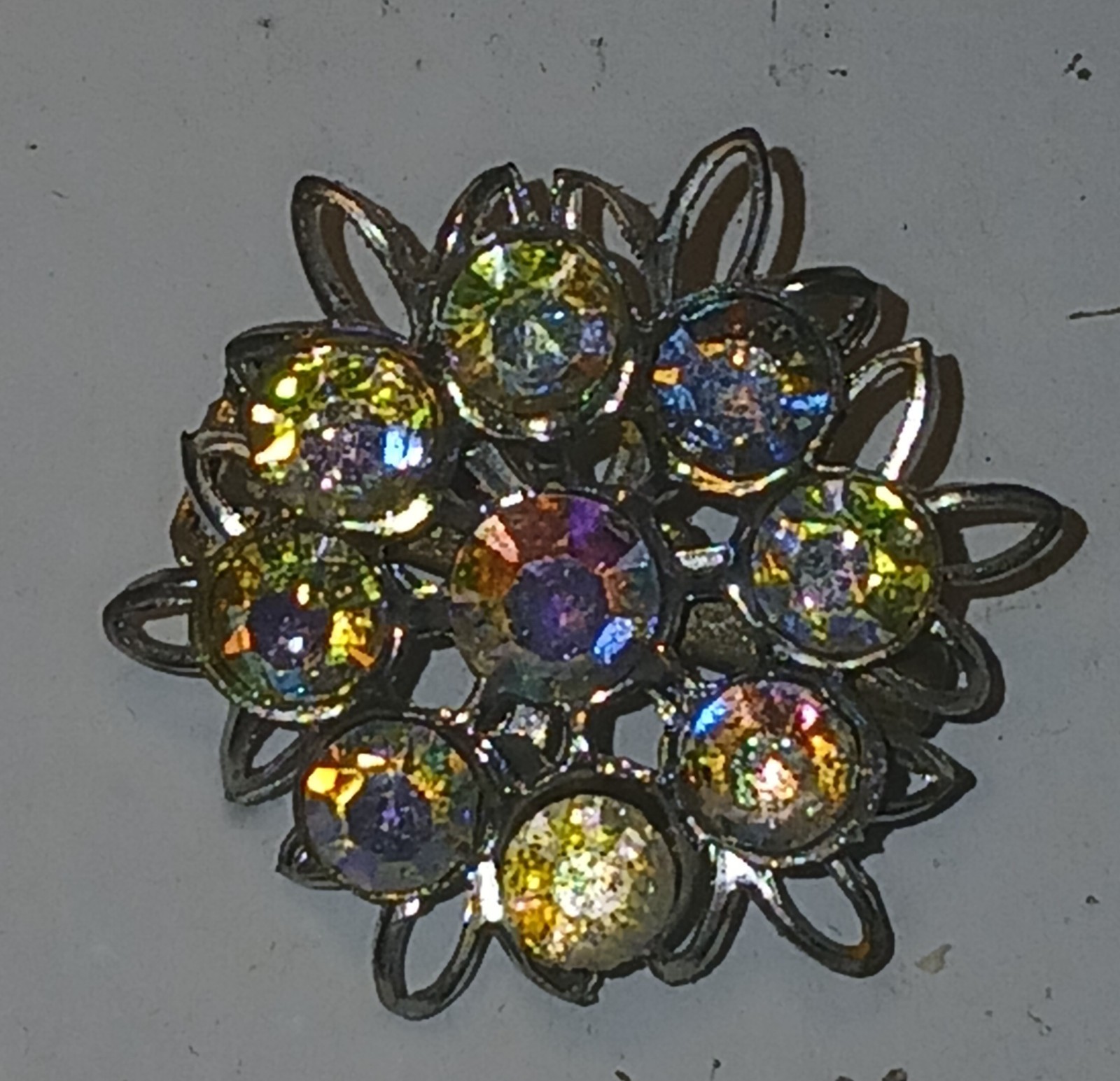 Vintage crystal round flower brooch/ pin