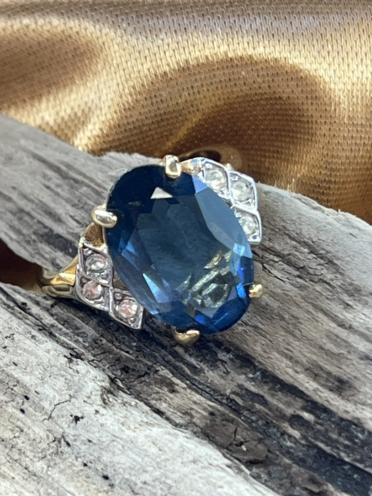 Vintage 18K HGE Gold-Tone Ring Blue Solitaire Stone W/Accents Size 6.5