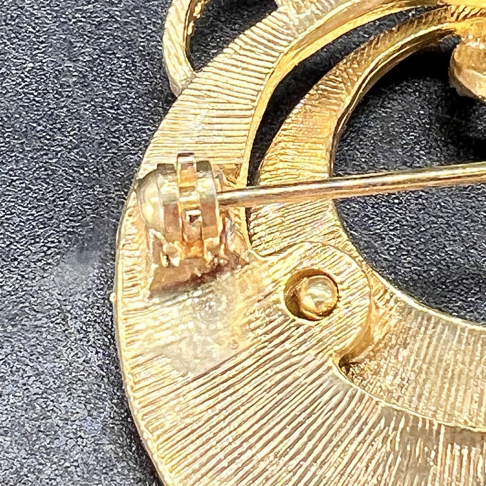 ART Arthur Pepper Brooch Pin Goldtone 1 5/8″ Abstract & Round 3D Signed Vintage