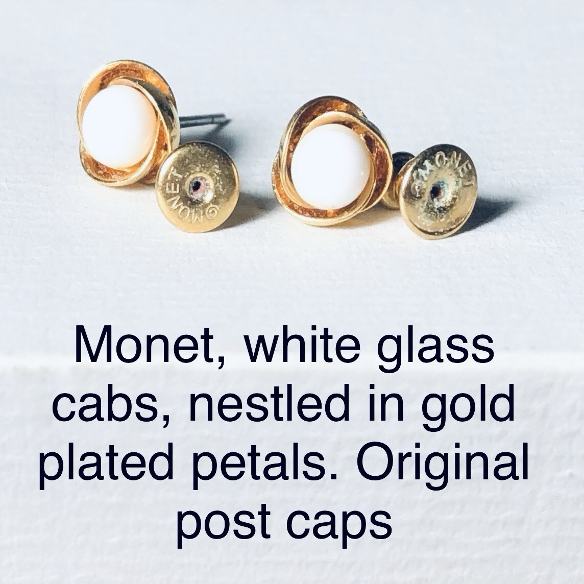 VTG POST EARRINGS SIGNED MONET SMALL WHITE CAB CENTERED IN GOLD TONE PETALS
