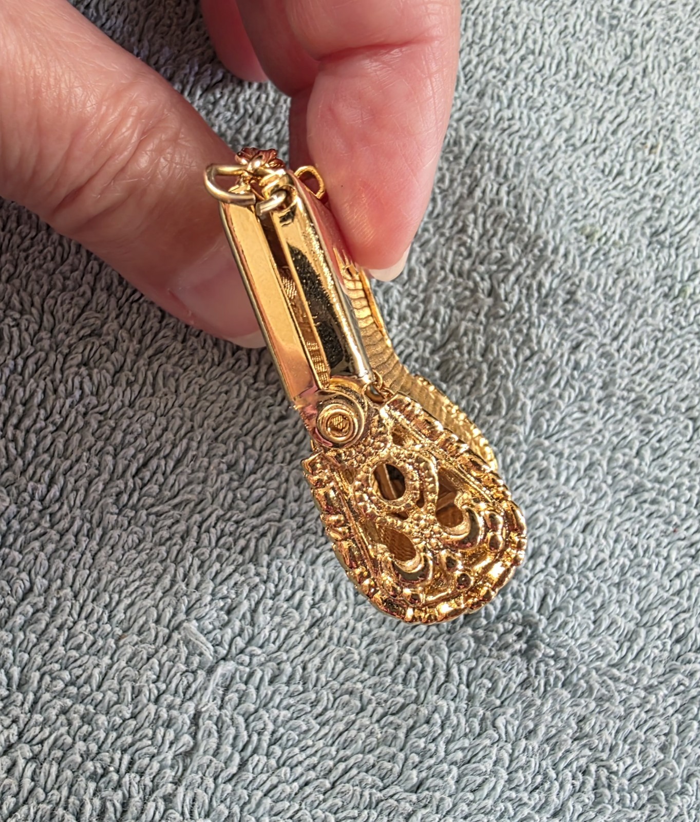 Vintage Gold Tone Necklace Oval Link Mesh Mini Purse Coin Pouch 28″