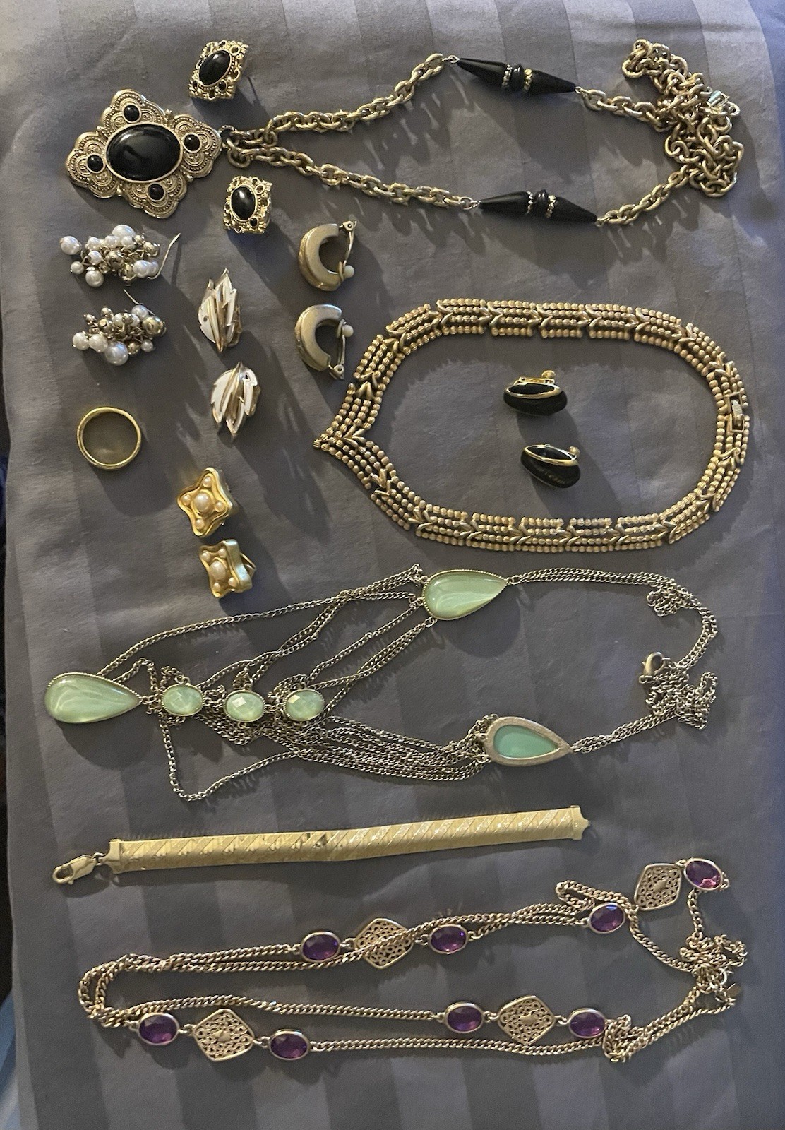 COSTUME JEWELRY LOT 1
