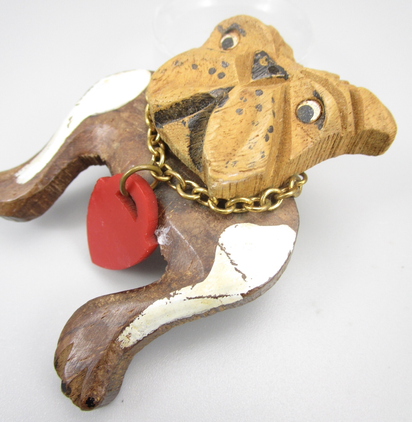 CHARMING VINTAGE “BAKELITE ERA” WOOD & CELLULOID BULLDOG W/ DOG TAG BROOCH PIN