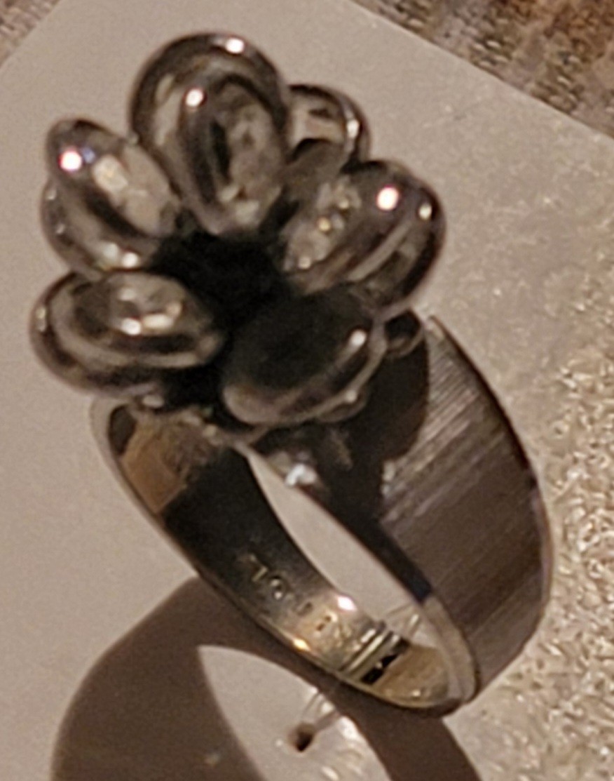Beautiful Vintage MCM Cocktail Ring 18 k HGE Cut Crystal