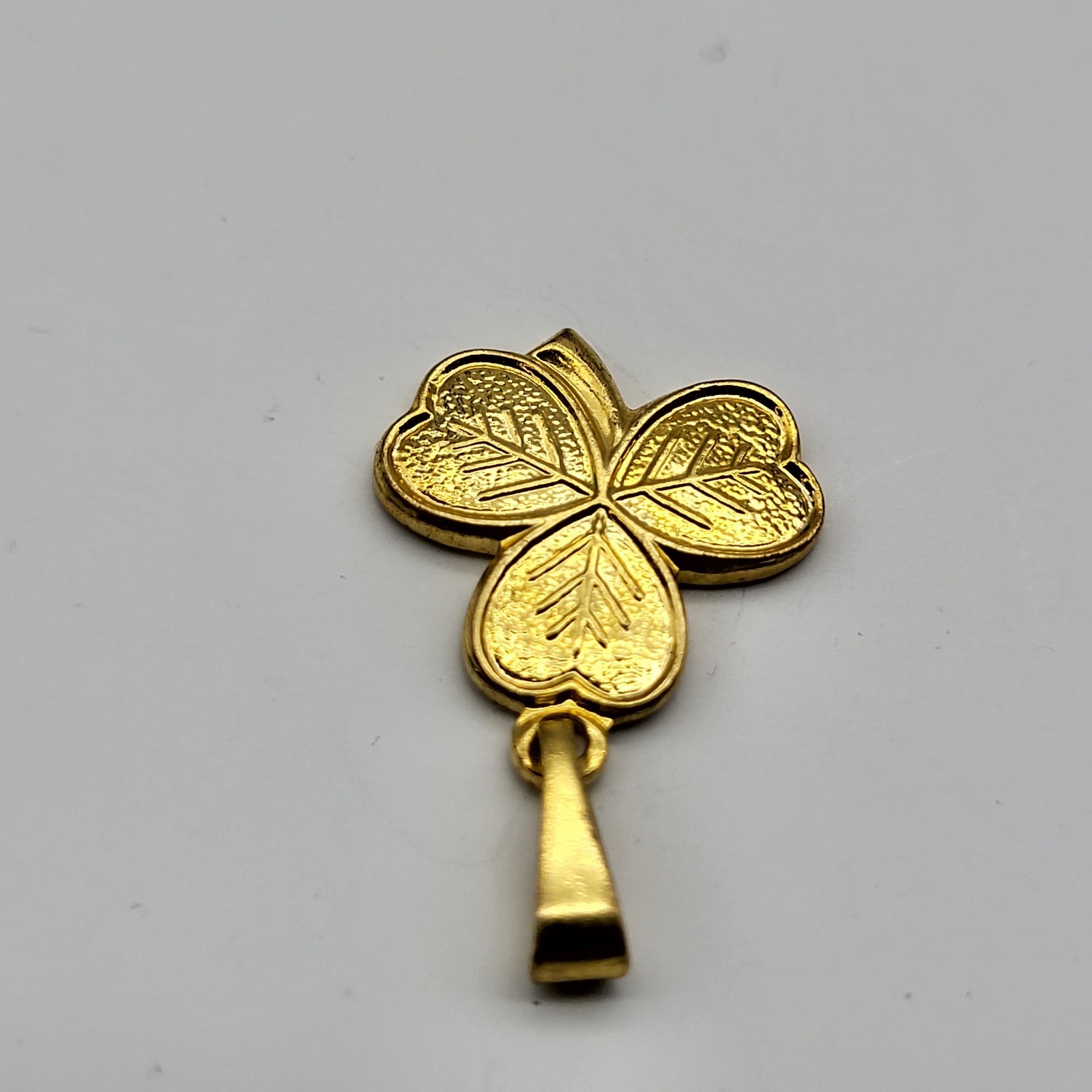 Fun Vintage Pendant charm gold plated lucky clover shamrock