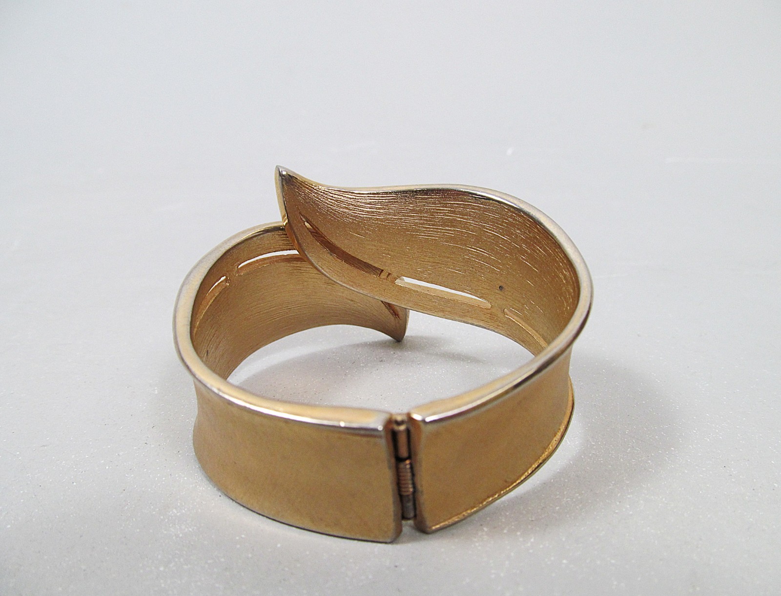 Vintage Crown Trifari Gold Tone Wrap Hinged Clamper Bracelet Leaf Style Signed