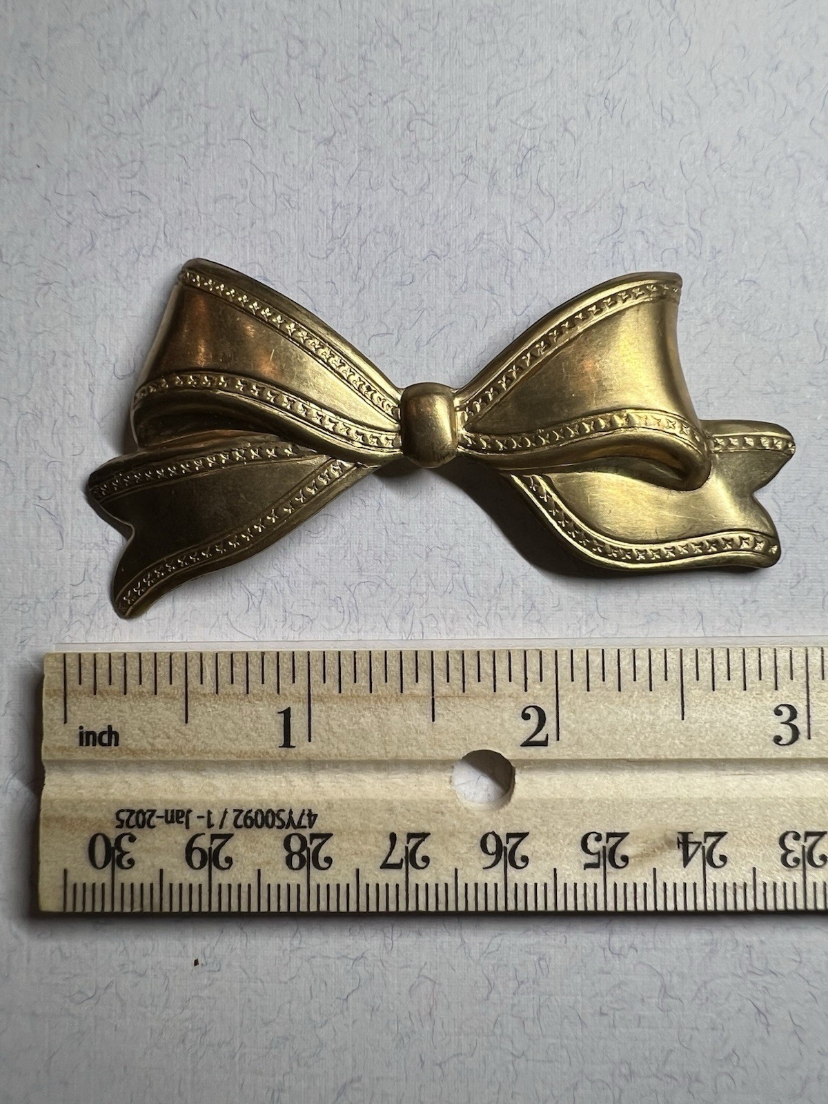 VINTAGE BOW RAW BRASS STAMPING FROM FAMOUS MAKER FOR JEWELRY/CRAFT/DECOR NOS
