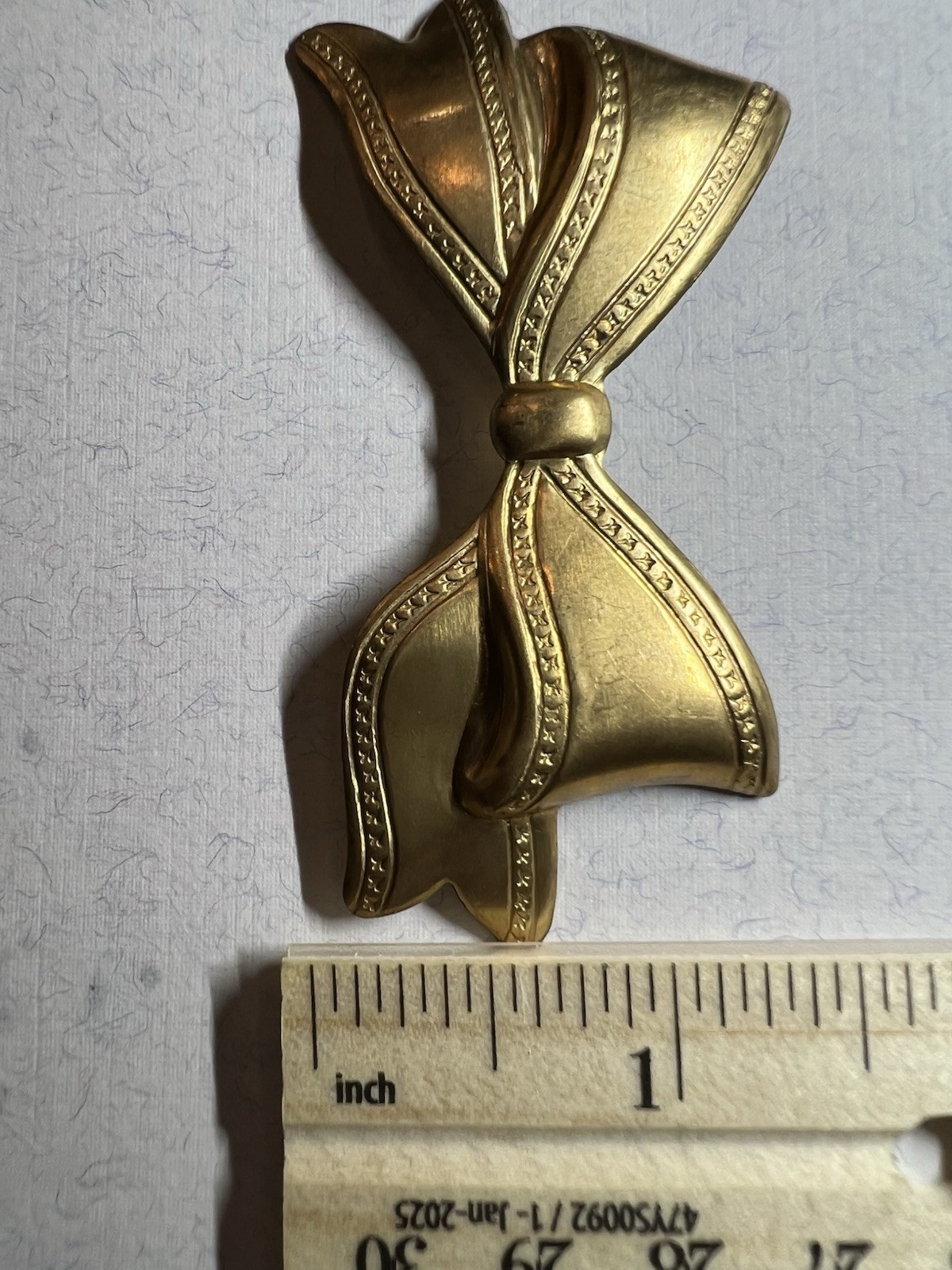 VINTAGE BOW RAW BRASS STAMPING FROM FAMOUS MAKER FOR JEWELRY/CRAFT/DECOR NOS