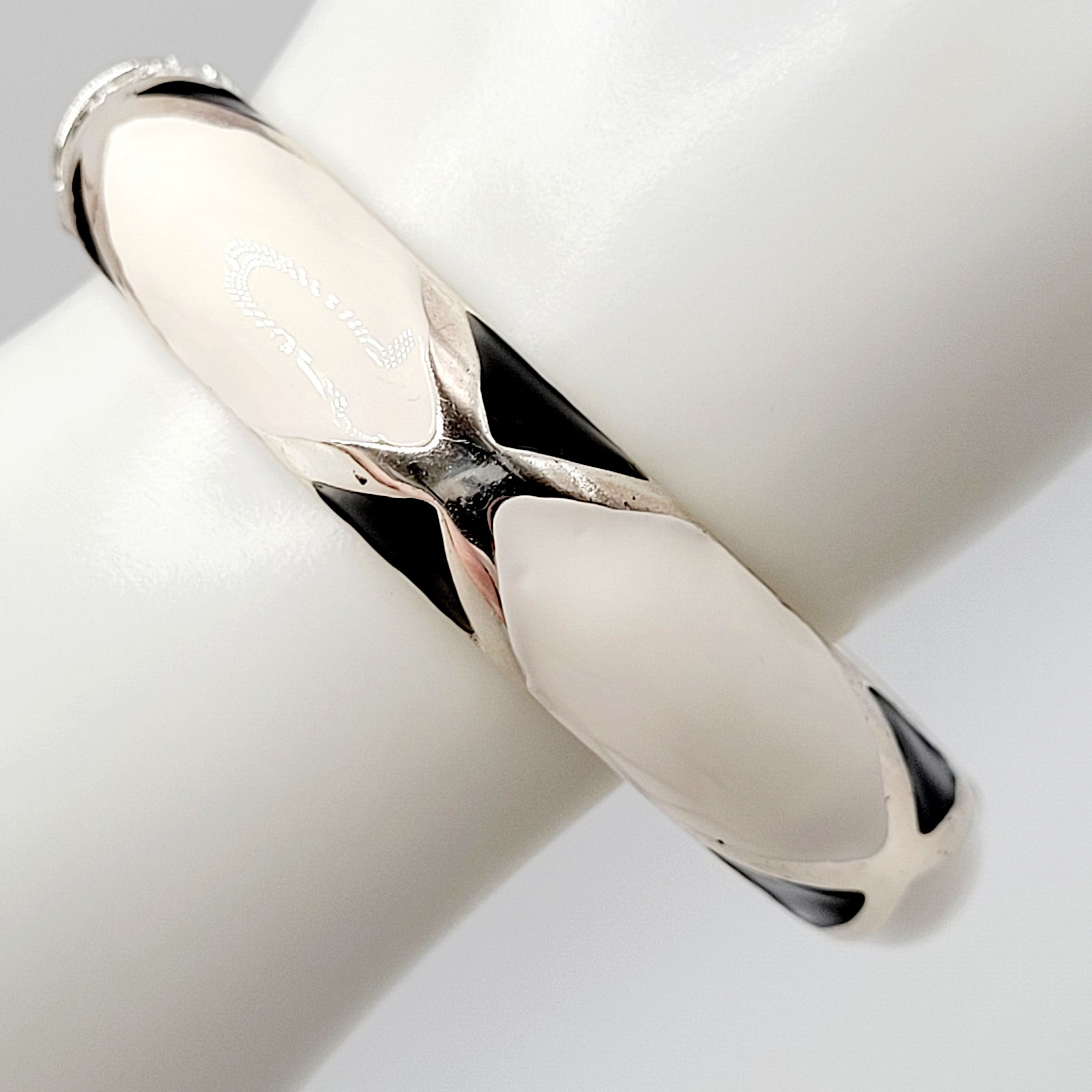 Black White Geometric Abstract Enamel Print Silver Tone Hinged Bangle Bracelet
