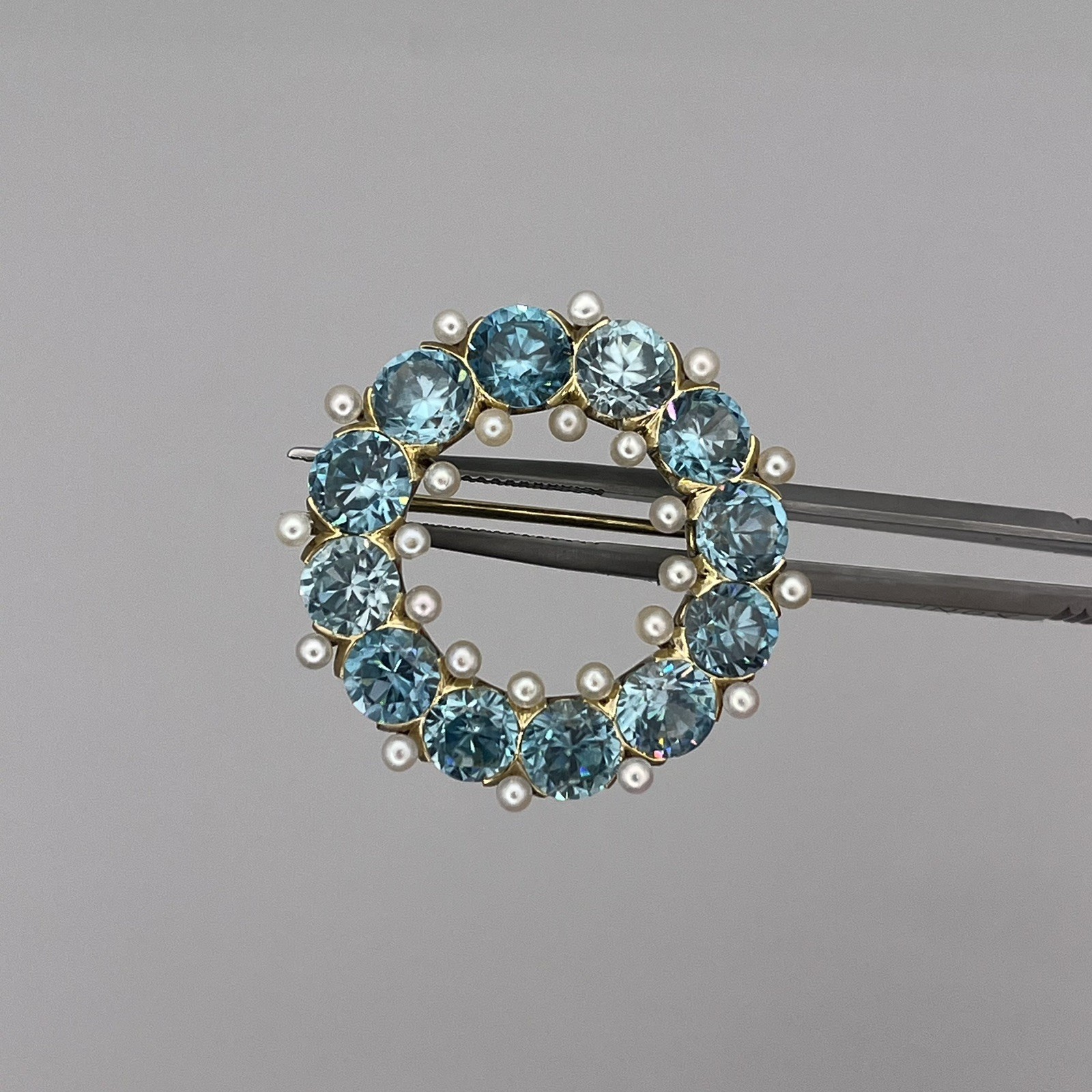 Vintage 14k Yellow Gold Ladies Round Blue Zircon Seed Pearl Circle Brooch 1 1/8”