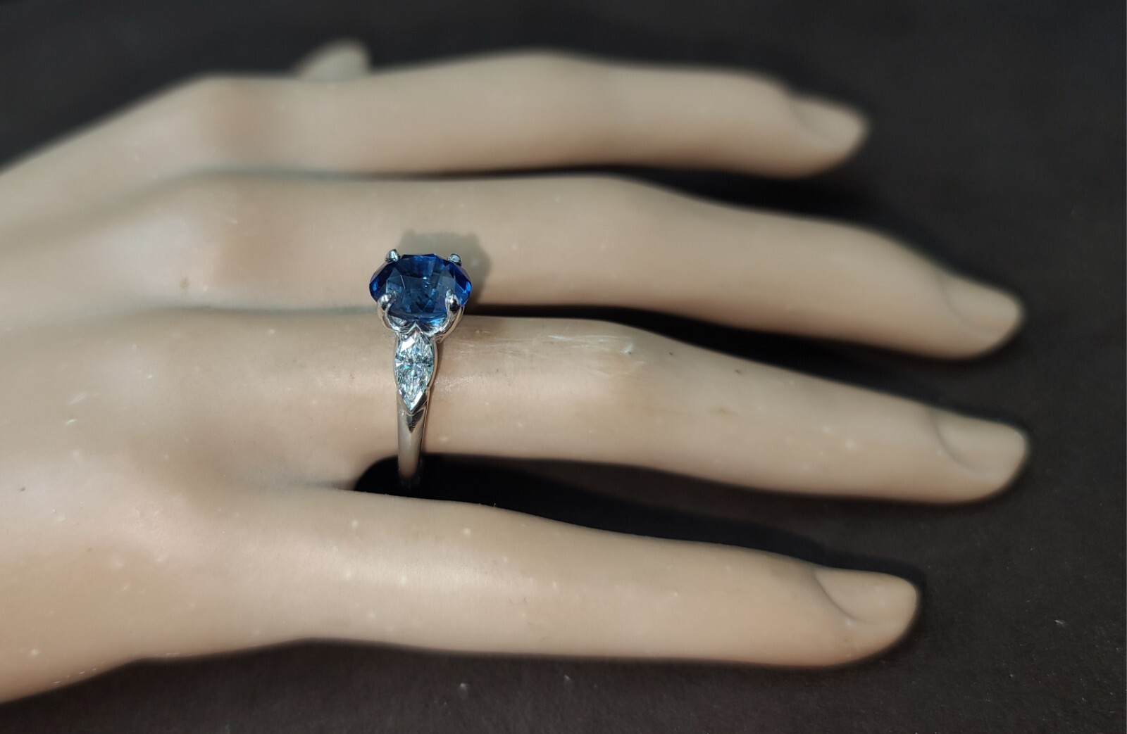 Vintage Platinum Engagement Ring 3.76ct.Natural Untreated oval blue sapphire GIA