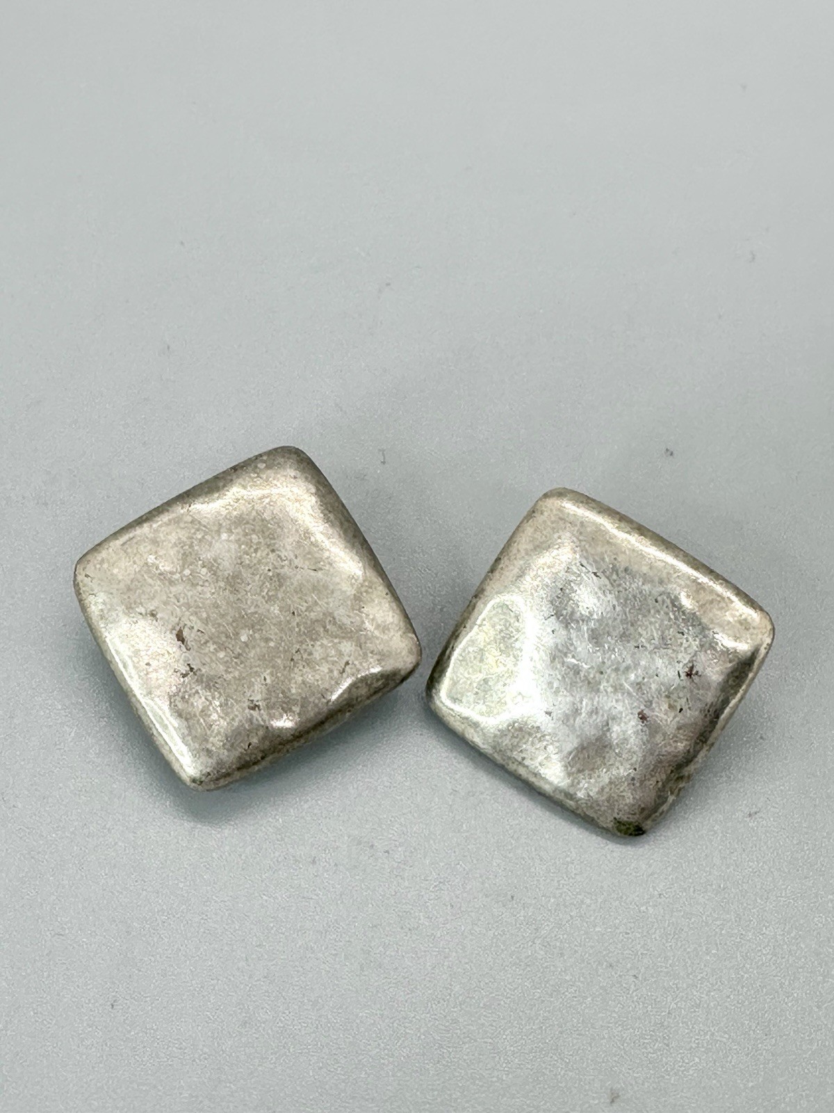 ⛎ Vintage Hammered Silver Tone Square Clip On Earrings Modernist 0.79″ Unsigned