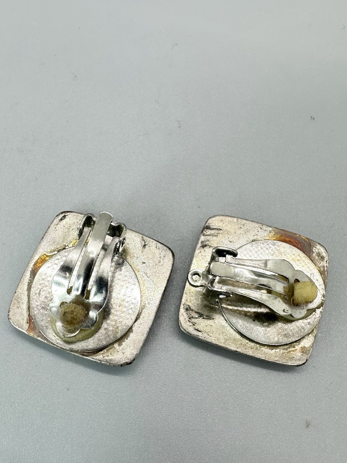 ⛎ Vintage Hammered Silver Tone Square Clip On Earrings Modernist 0.79″ Unsigned