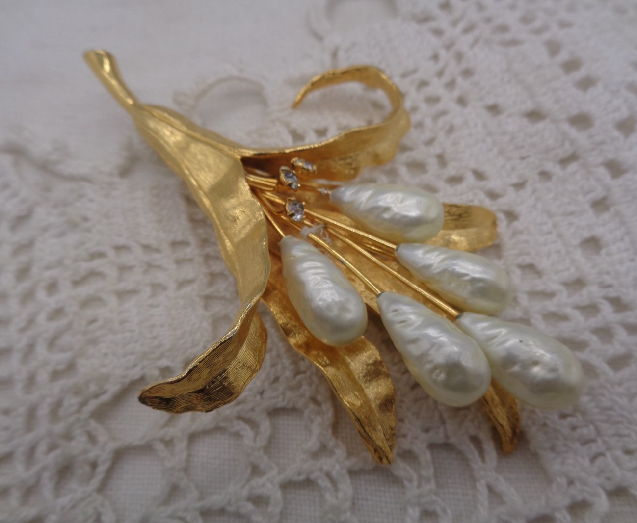 Vintage KRAMER Large Gold Tone & Faux Baroque Pearls Cattails BROOCH