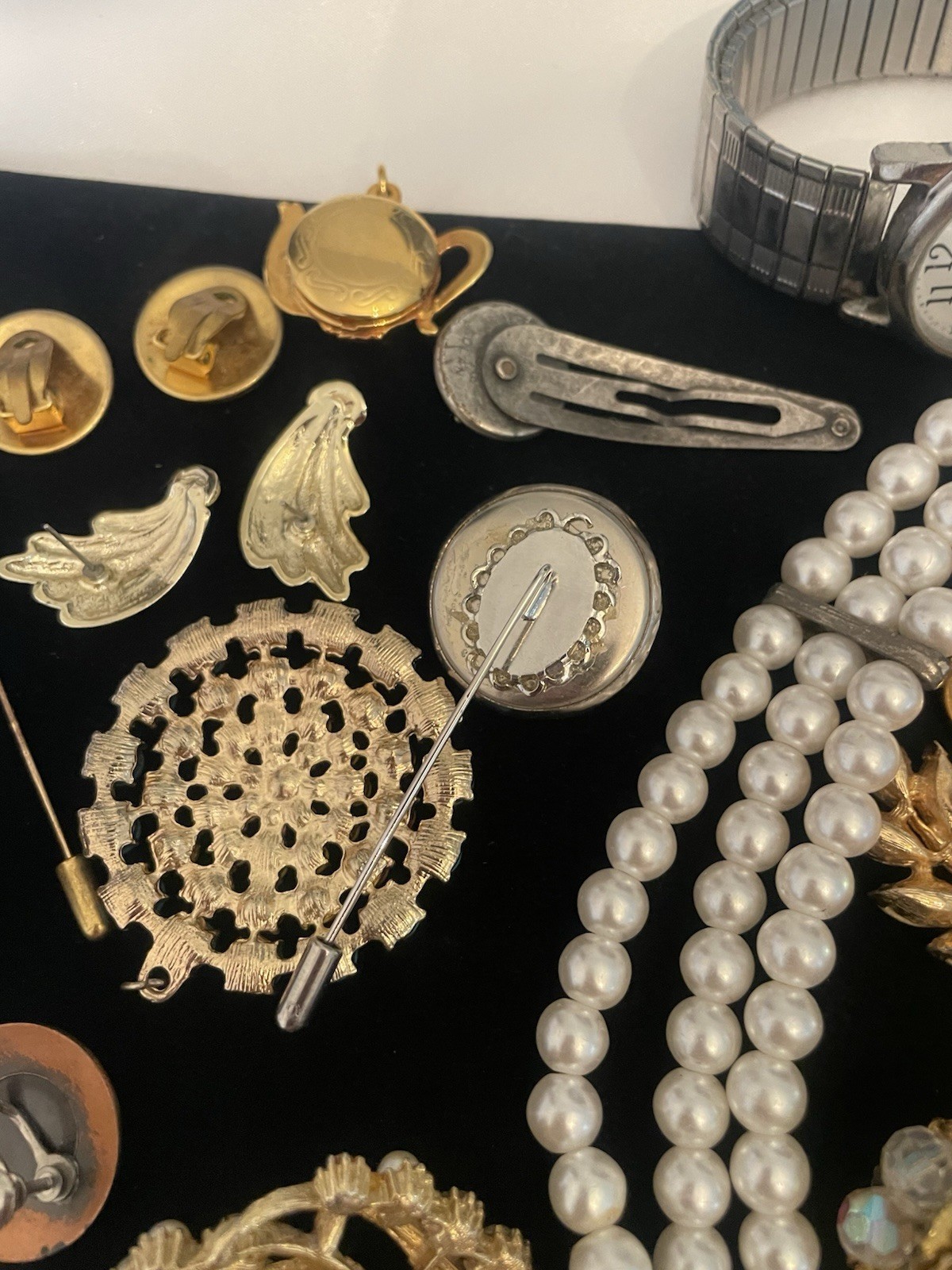 VINTAGE Junk Jewelry Lot FOR CEAFTS Some Signed Pieces Broken Singles Age Wear