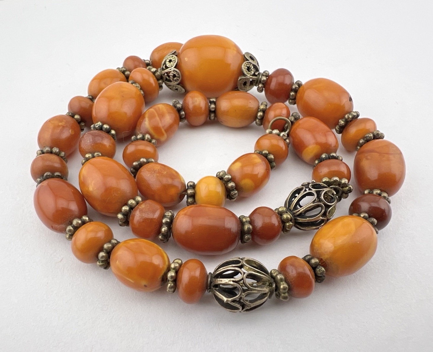37.5g – Antique Butterscotch Egg Yolk Baltic Amber Swirl Round Bead Necklace 19″