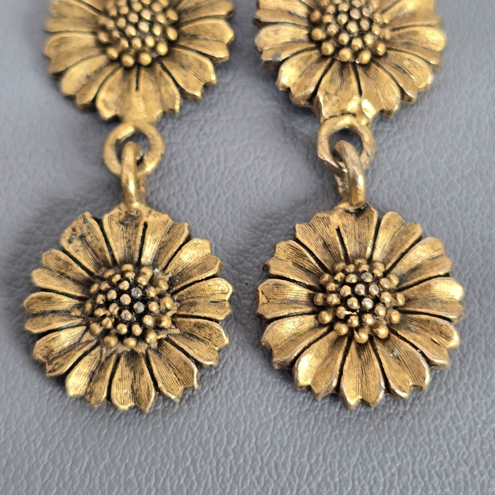Vintage Elvind Hillestad EH Gold-Tone Triple Daisy Flower Drop Clip-On Earrings