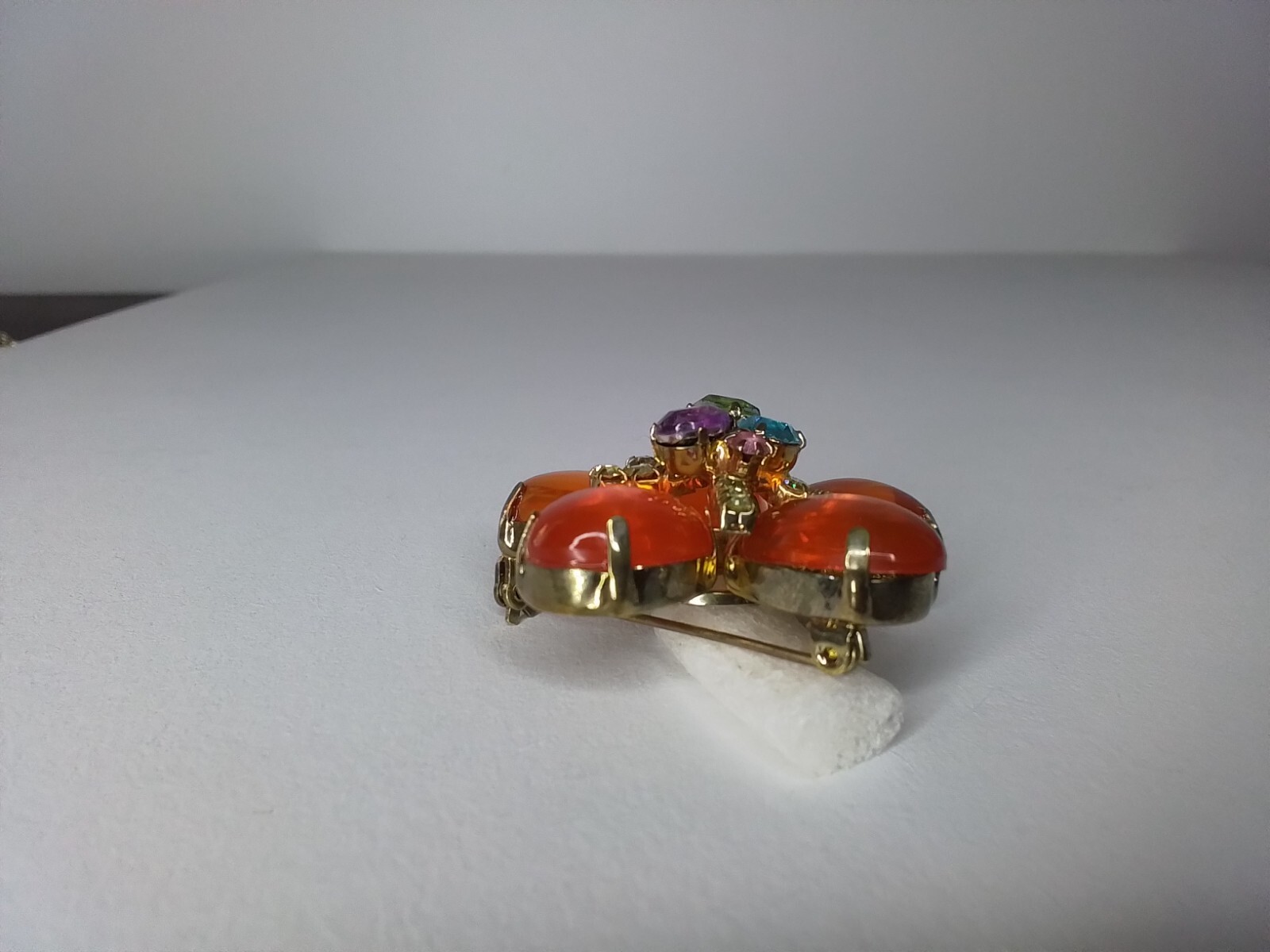 AMBER CABOCHON PASTEL RINESTONE BROOCH GLOWS UNDER BLACKLIGHT