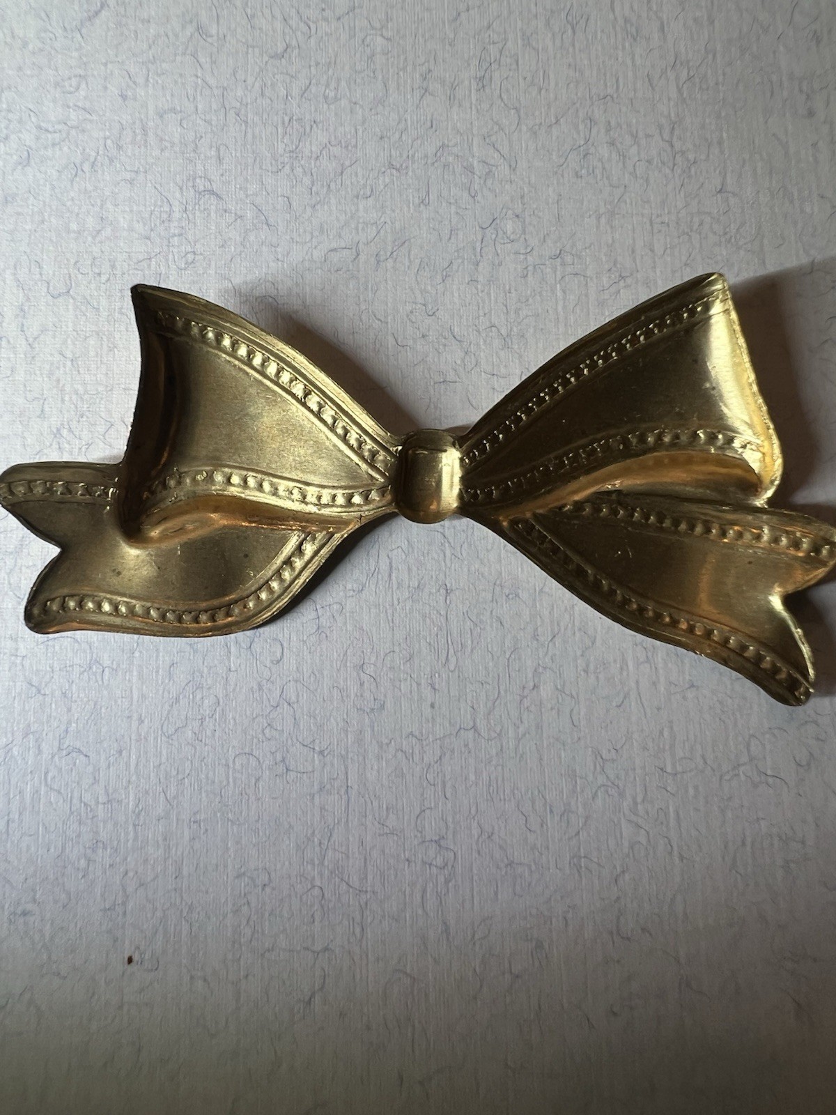 VINTAGE BOW RAW BRASS STAMPING FROM FAMOUS MAKER FOR JEWELRY/CRAFT/DECOR NOS