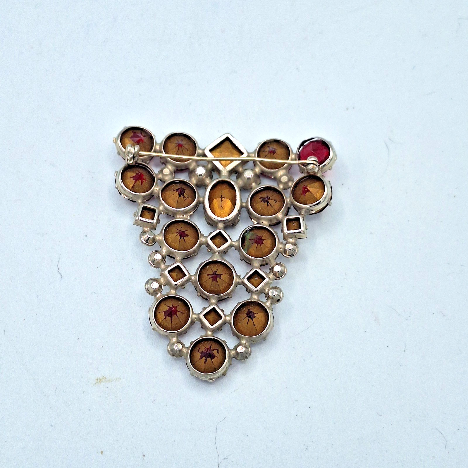 Red and Clear Rhinestone Triangular Brooch Unsigned 2.25″
