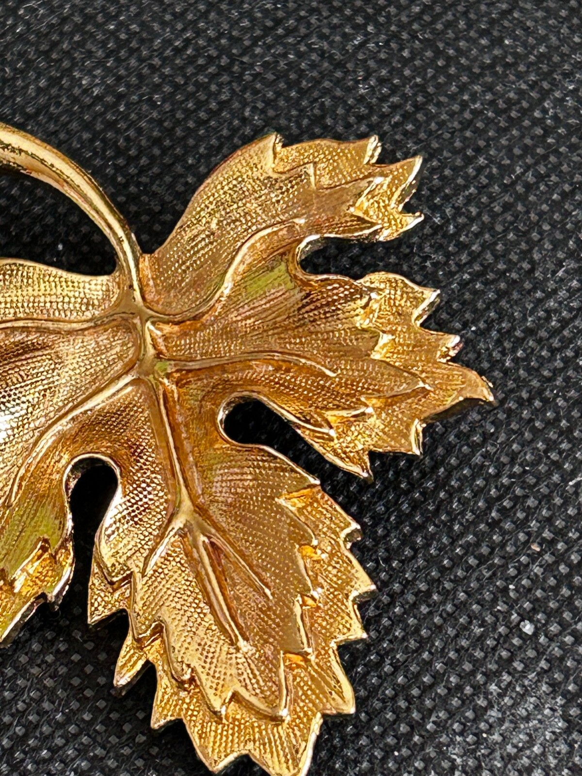 Vintage Unsigned Gold Tone Maple Leaf Pin Brooch – Beautiful! – No Metal Wear