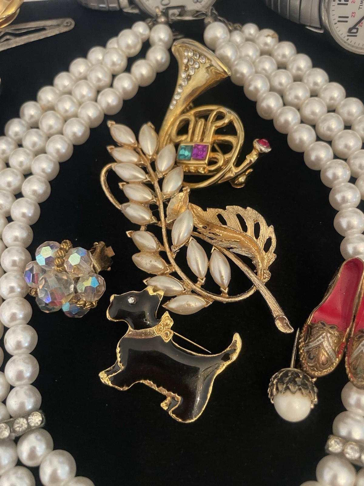 VINTAGE Junk Jewelry Lot FOR CEAFTS Some Signed Pieces Broken Singles Age Wear