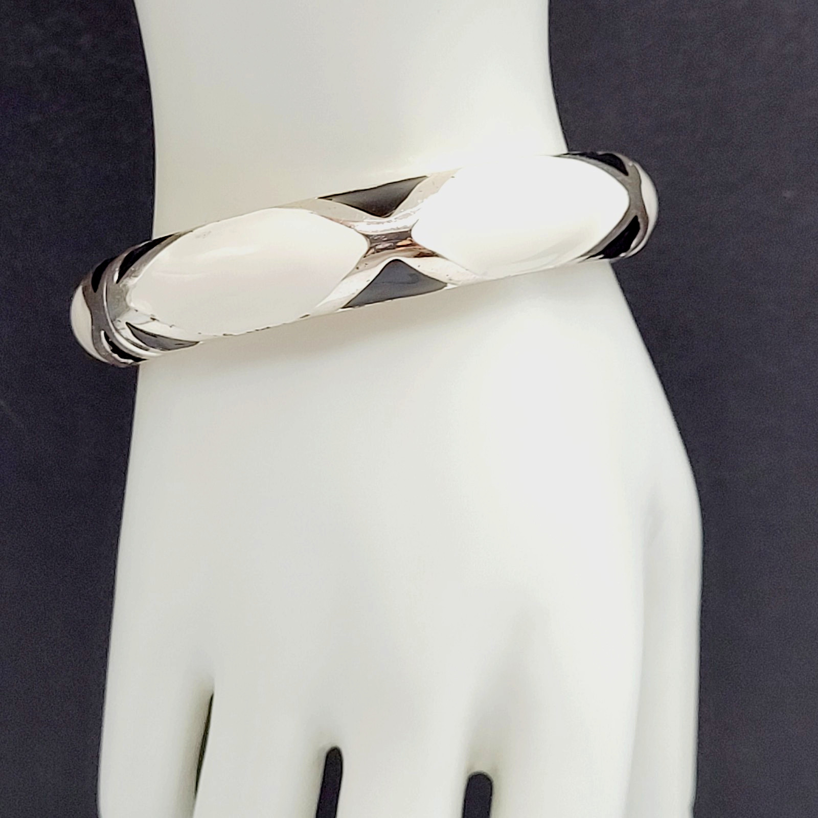 Black White Geometric Abstract Enamel Print Silver Tone Hinged Bangle Bracelet