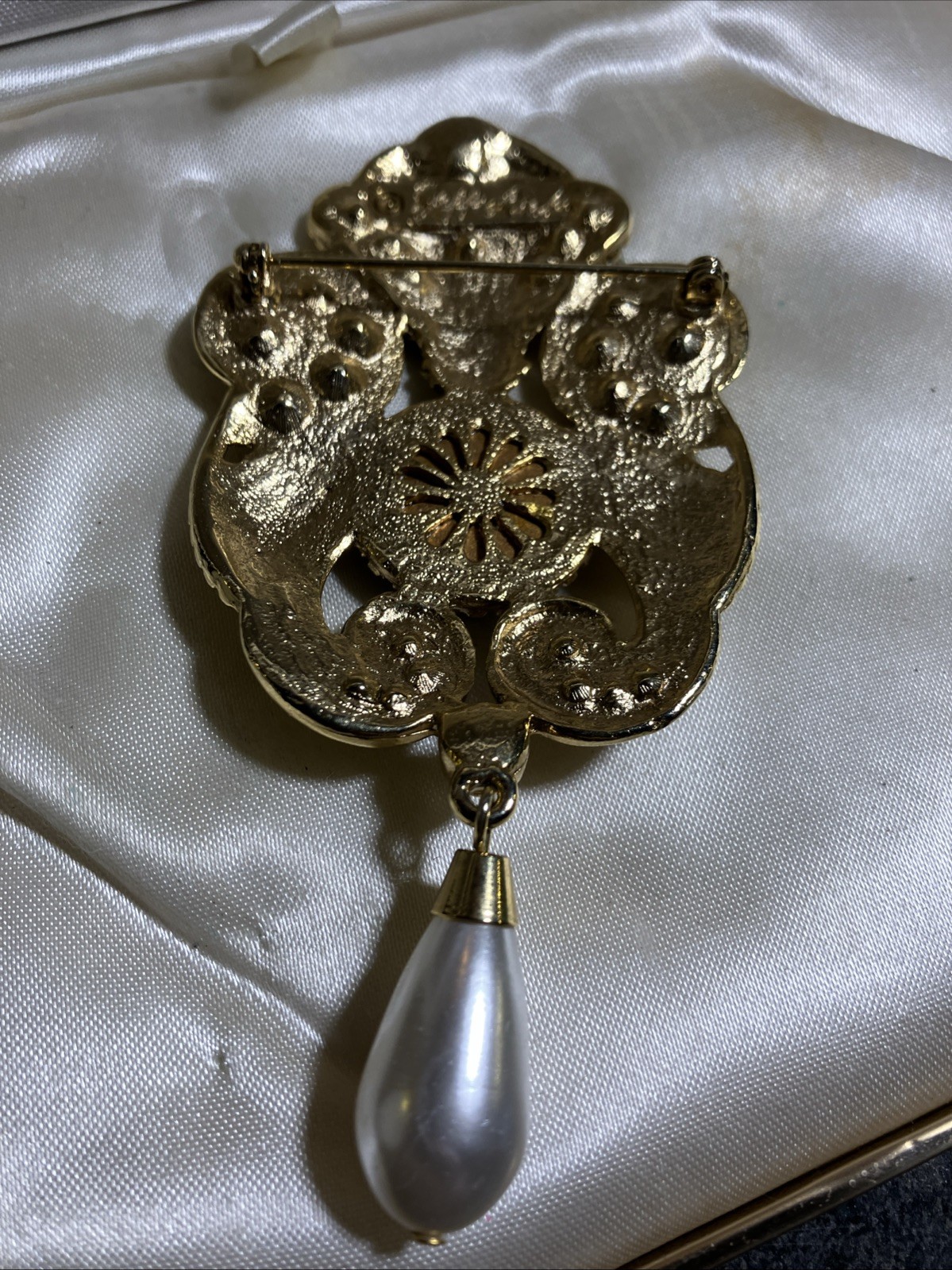 Vtg Jeff Lieb Large Rhinestone Purple Glass & Faux Pearl Drop Pin Brooch. 4” EC