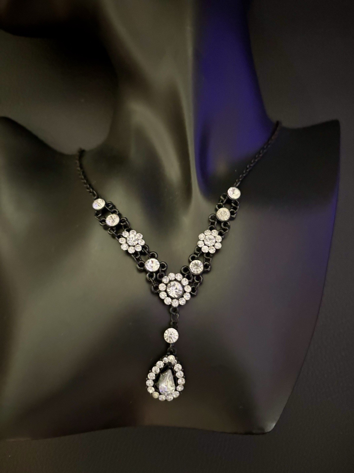 Rhinestone Flower Stunning Neckless. Perfect For Any Occasion