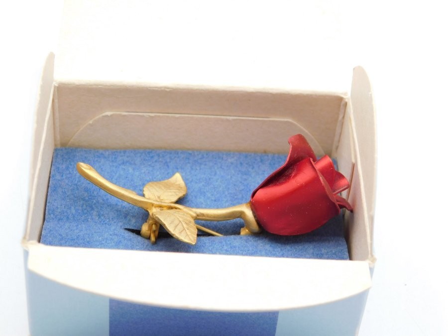 NIB~AVON~PIN/BROOCH~LONG STEM RED ROSE~METAL~2001~2.25″ LONG
