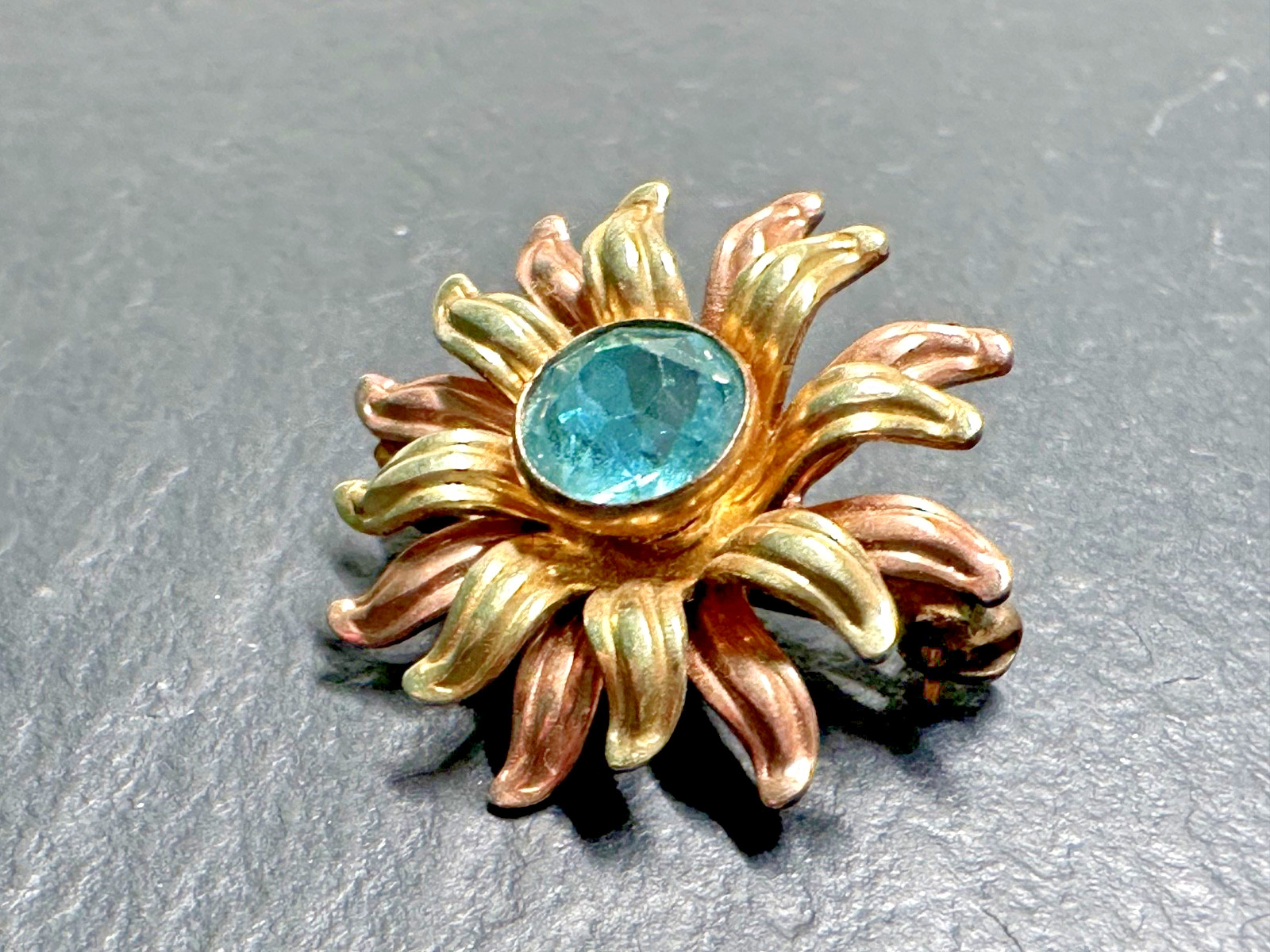 VINTAGE VAN DELL 1/20TH 12K GF GOLDEN FLOWER WITH BLUE CENTER 3/4″ BROOCH H598