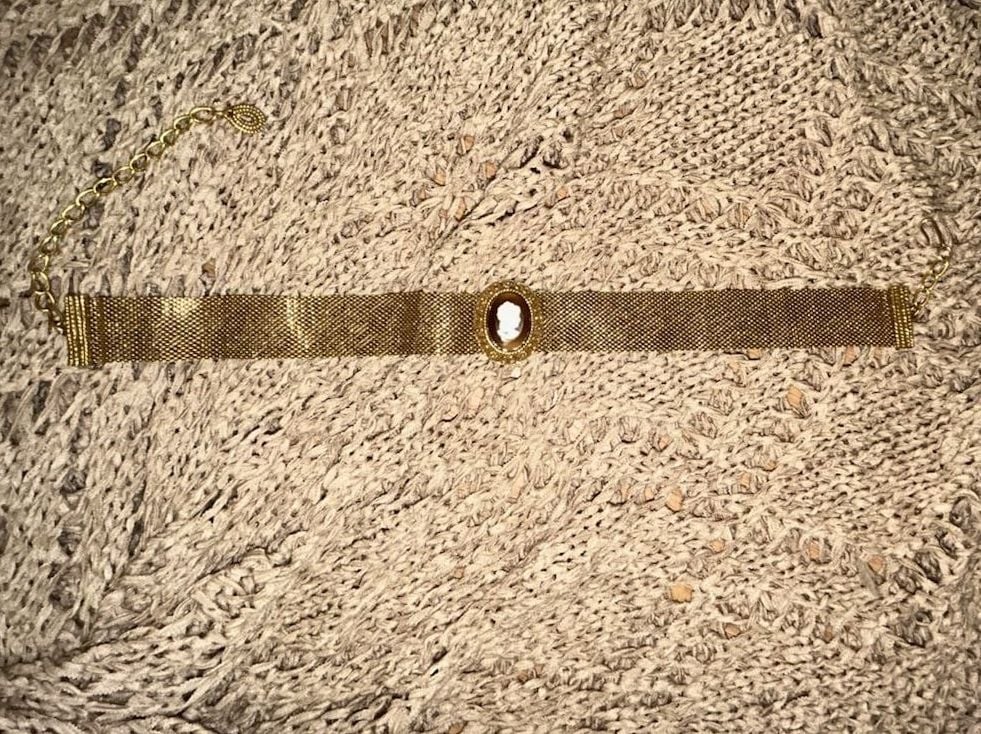 Vintage Gold Tone Mesh Choker Necklace with Oval Cameo Centerpiece