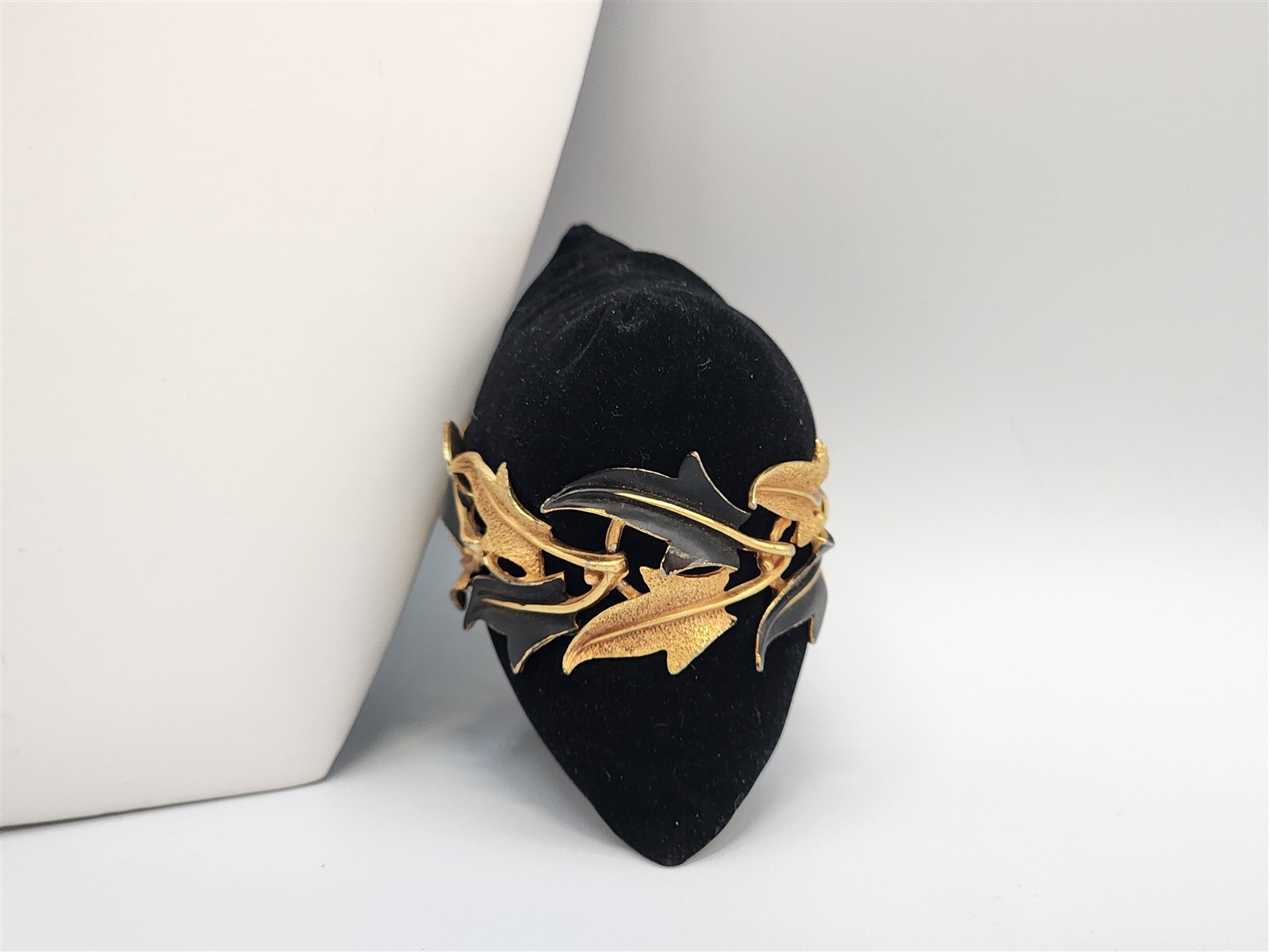 Vintage Mode Art Black & Gold Tone Leaf Bracelet, Brooch, Clip Earrings Set