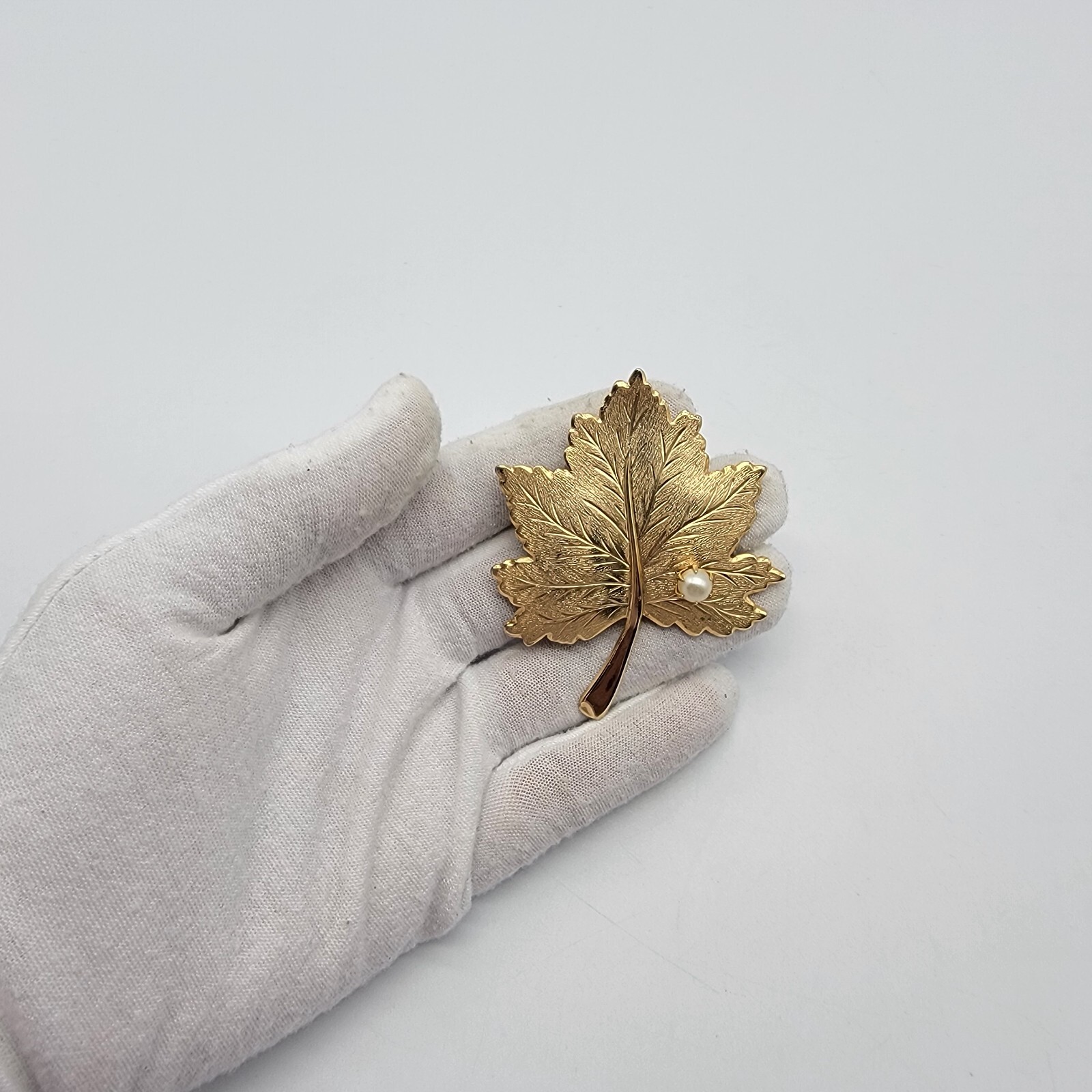 VTG Sarah Coventry Maple Leaf Brooch Faux Pearl Gold Tone Simple Cute Classy