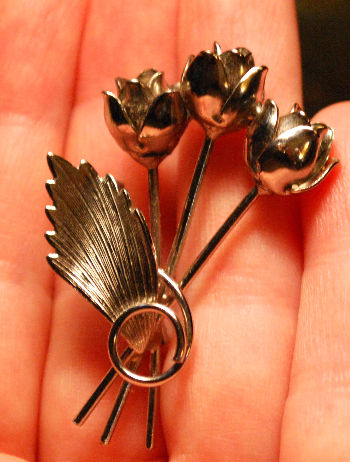 Vintage DETAILED BOUQUET OF 3 ROSES W LEAF Silver Tone Pin Brooch BEAUTIFUL