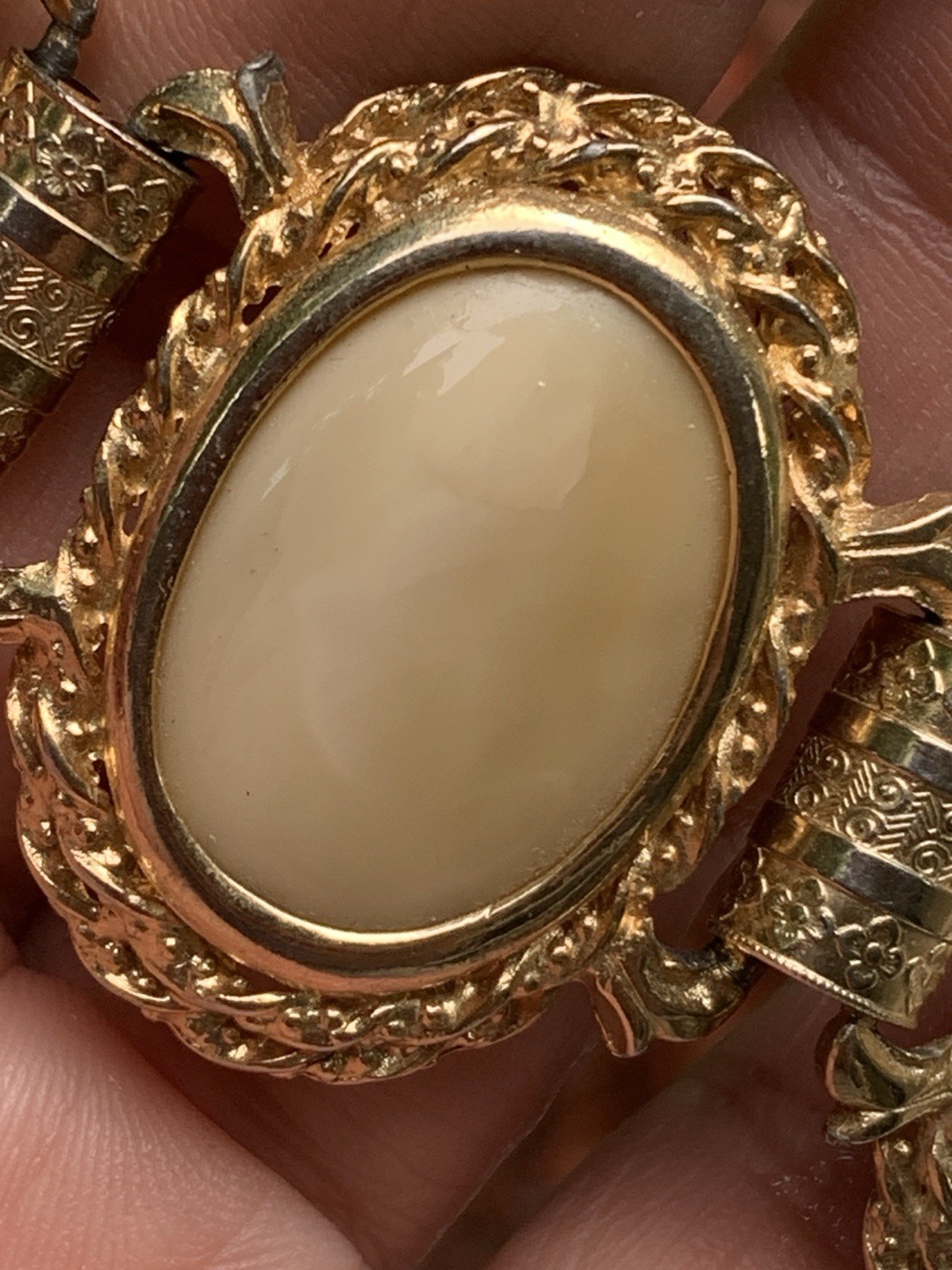 Vintage Chunky 7.5″ Signed Judy Lee Bracelet Gold Tone Panel Wide Glass Cab WOW