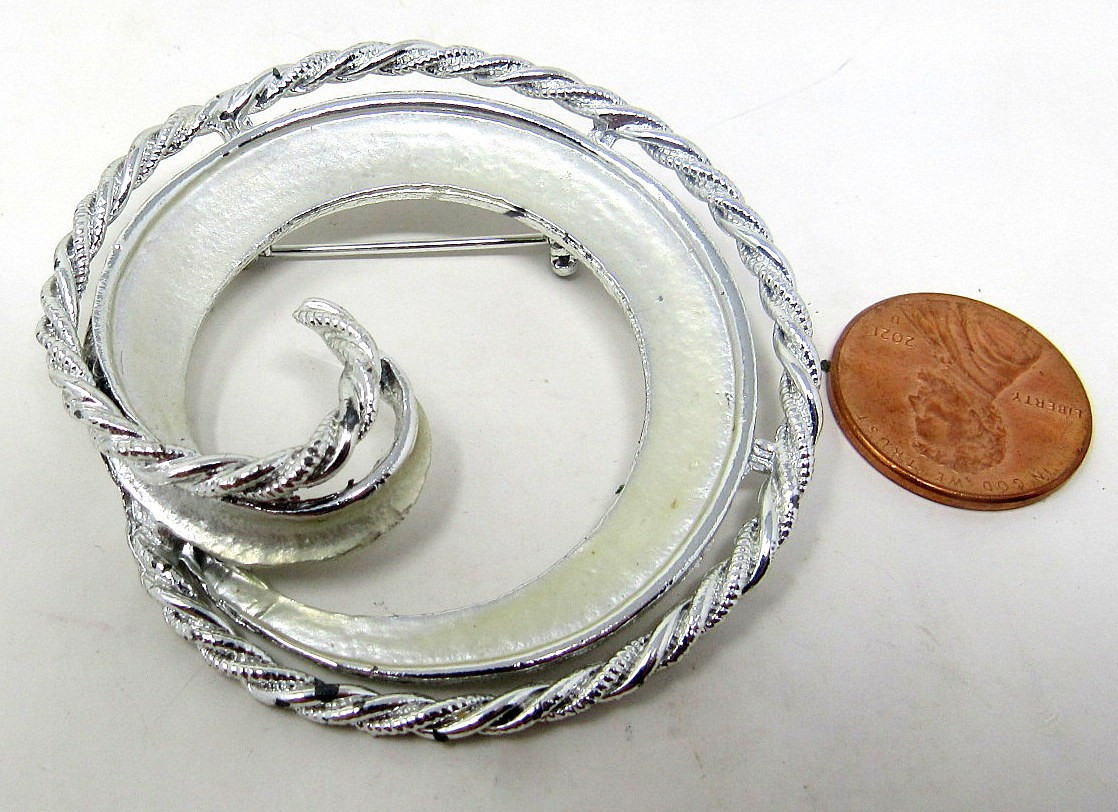 Silver Circle Pin with Swirl 2in Brooch Scarf Holder Twisted Edge US Seller us