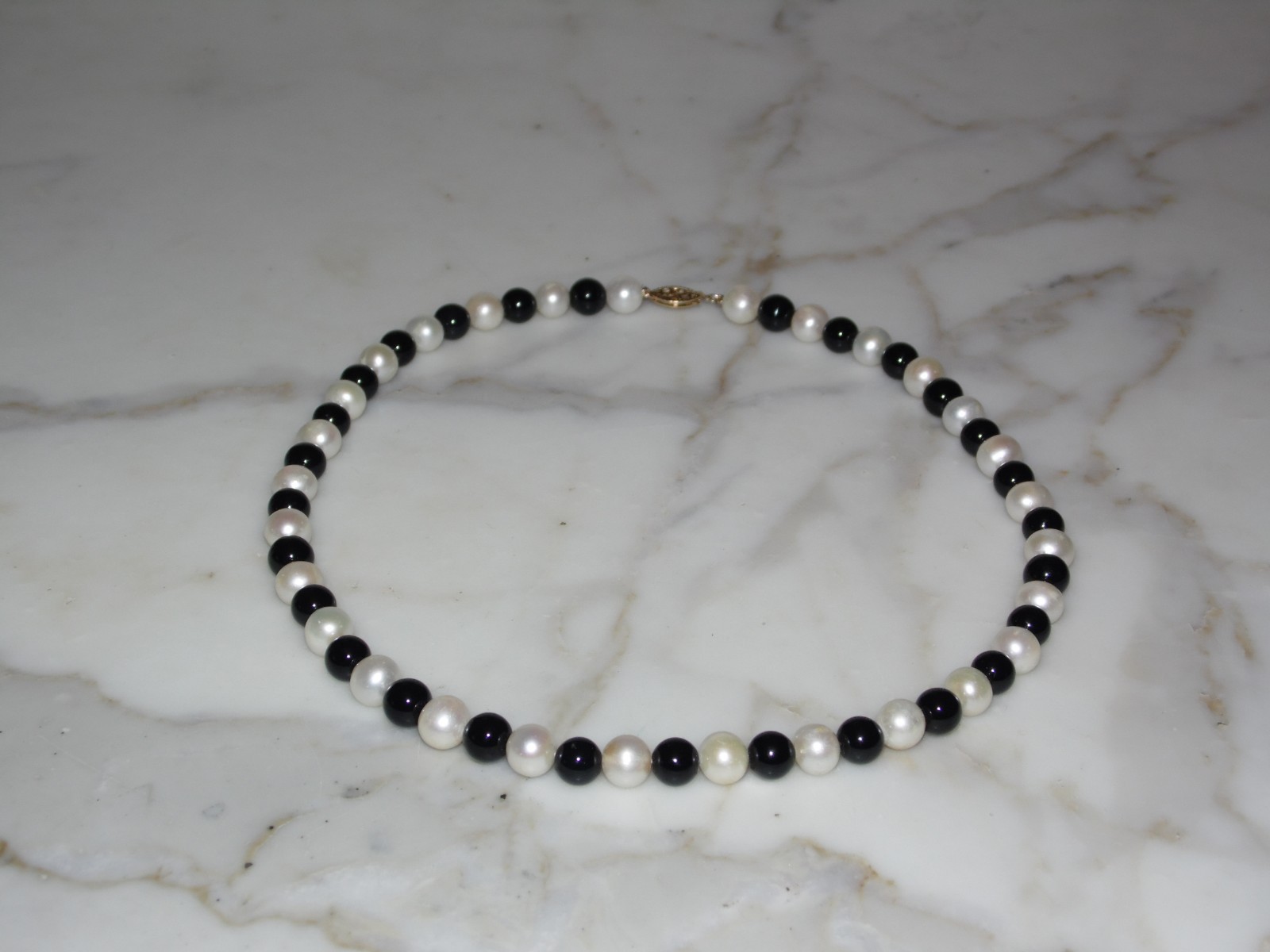 Vintage 14k clasp Yellow Gold Onyx & Cultured Pearl Beaded Strand Necklace 18″