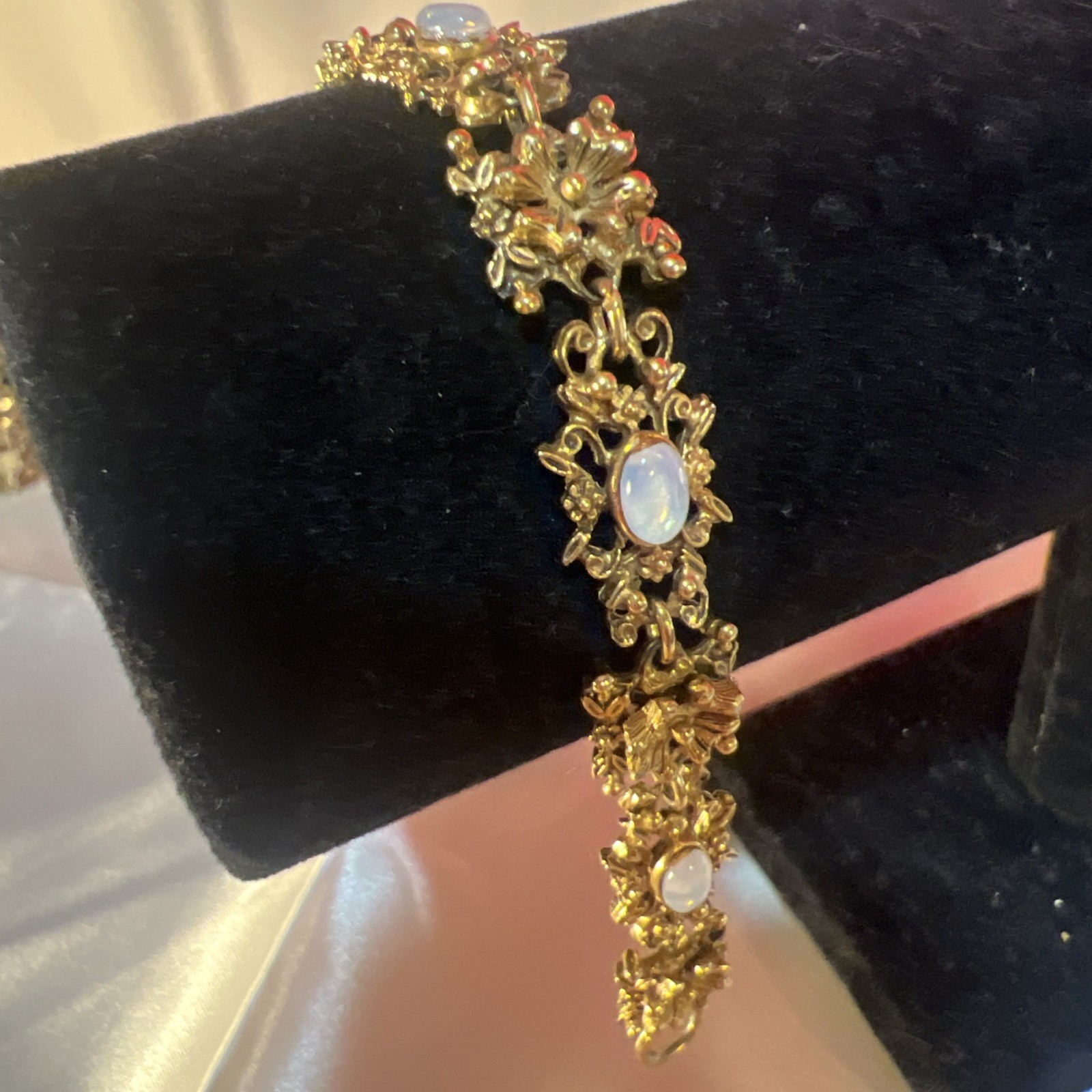 Vtg Signed Florenza Victorian Revival Gold Tone Opaline Glass Moonstone Bracelet