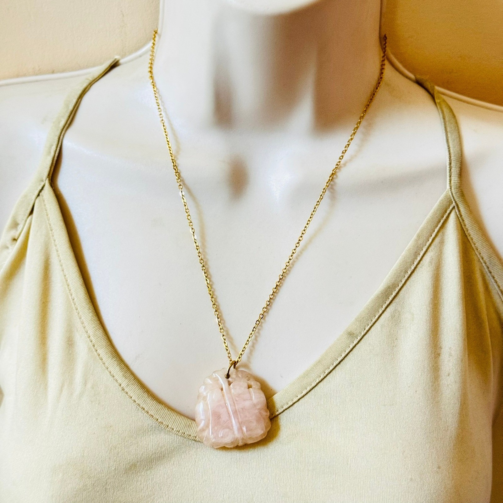VTG Regal Rose Quartz Pendant necklace pink carved gold tone Statement 70s 20″